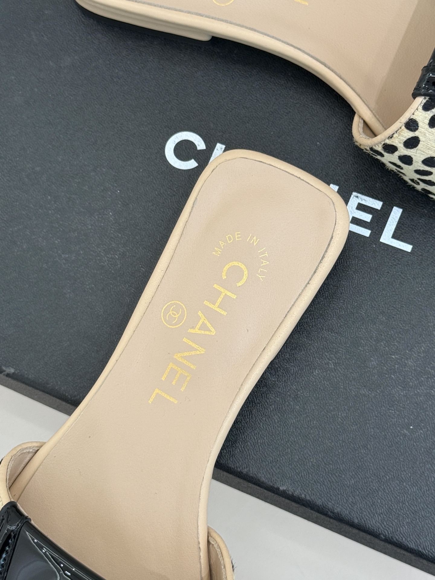 CHANE*｜小香26S新品双C书包扣大方头拖鞋以复古方头重塑夏日步调将经典符号化作足下锋芒。利落大方头