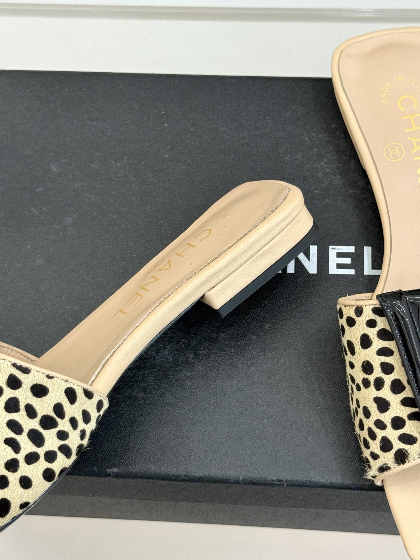 CHANE*｜小香26S新品双C书包扣大方头拖鞋以复古方头重塑夏日步调将经典符号化作足下锋芒。利落大方头