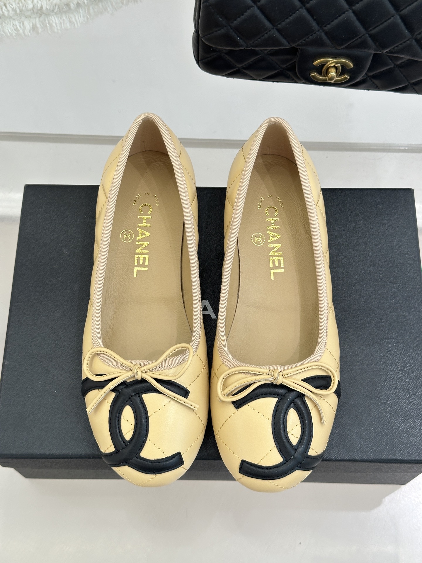 CHANE*｜小香经典大双c菱格蝴蝶结芭蕾舞鞋当菱格纹的密码邂逅芭蕾的灵动这双单鞋便成了穿越时光的优雅载
