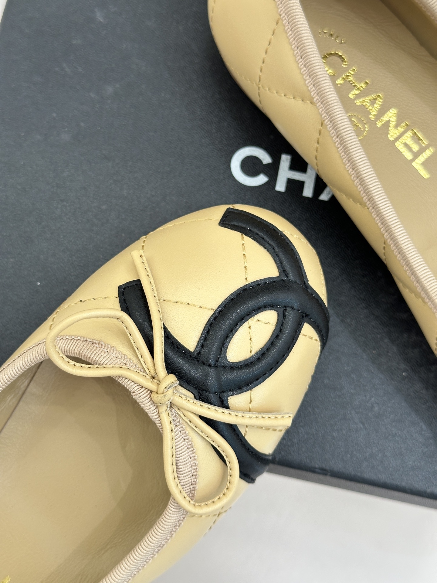 CHANE*｜小香经典大双c菱格蝴蝶结芭蕾舞鞋当菱格纹的密码邂逅芭蕾的灵动这双单鞋便成了穿越时光的优雅载