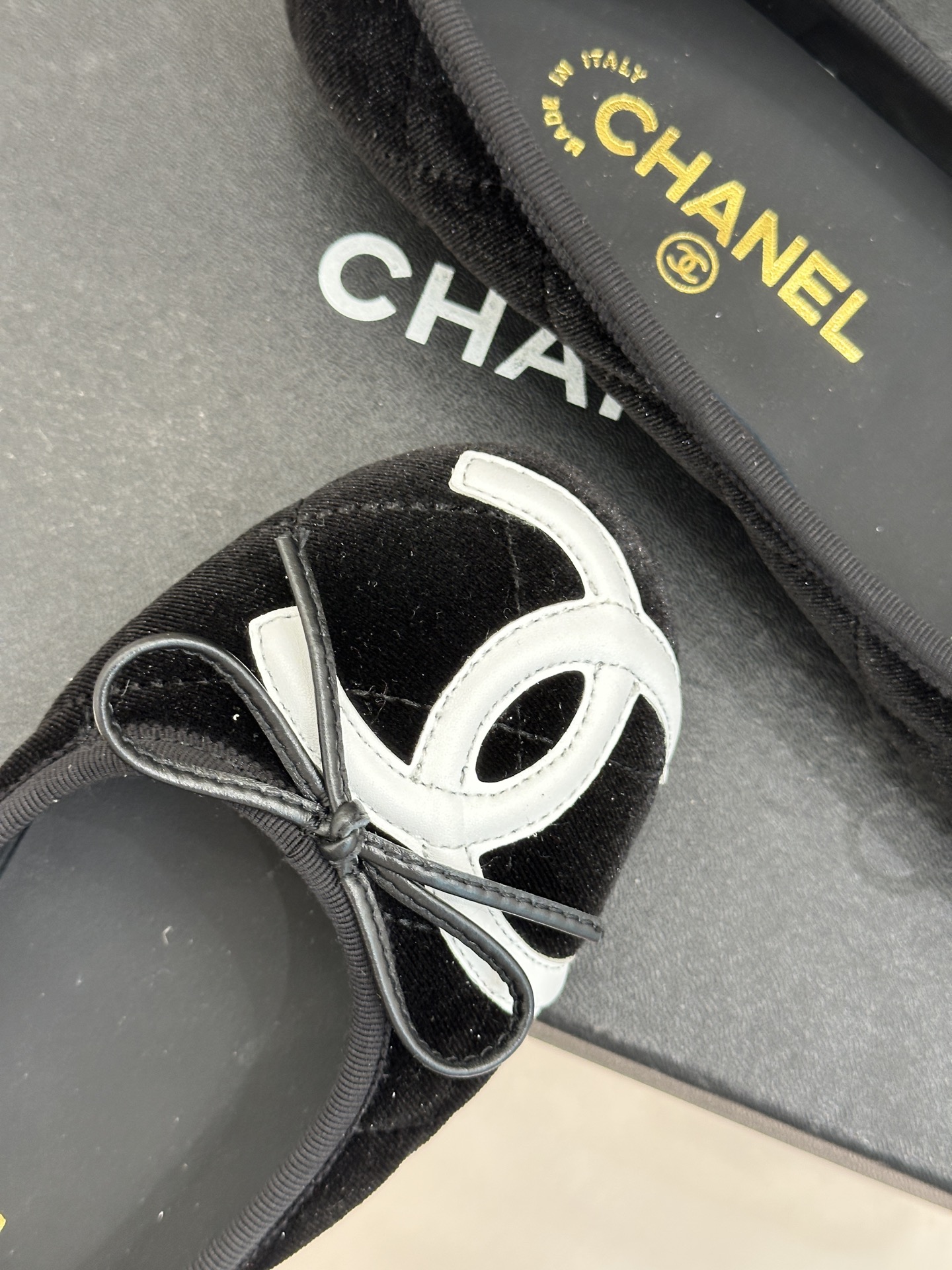 CHANE*｜小香经典大双c菱格蝴蝶结芭蕾舞鞋当菱格纹的密码邂逅芭蕾的灵动这双单鞋便成了穿越时光的优雅载