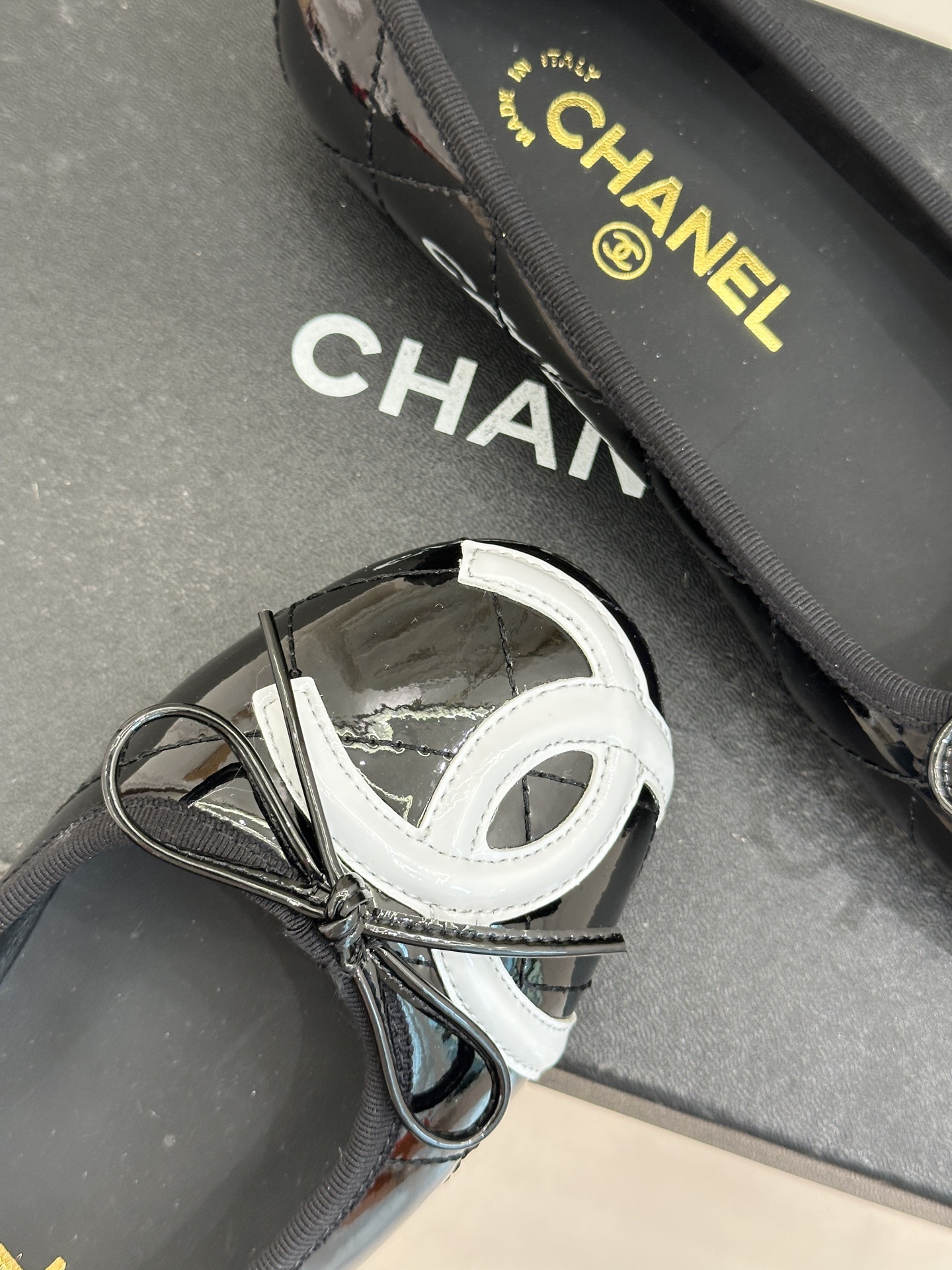 CHANE*｜小香经典大双c菱格蝴蝶结芭蕾舞鞋当菱格纹的密码邂逅芭蕾的灵动这双单鞋便成了穿越时光的优雅载