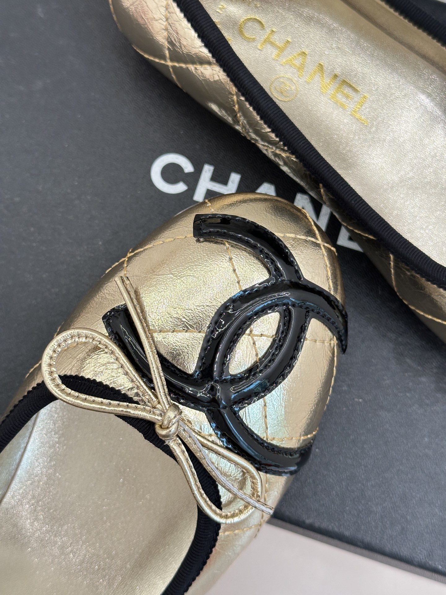 CHANE*｜小香经典大双c菱格蝴蝶结芭蕾舞鞋当菱格纹的密码邂逅芭蕾的灵动这双单鞋便成了穿越时光的优雅载