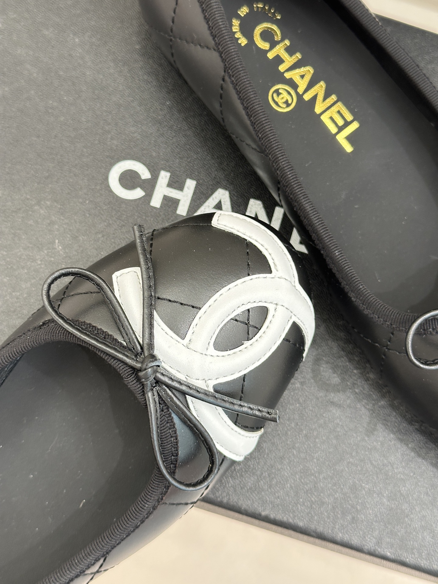 CHANE*｜小香经典大双c菱格蝴蝶结芭蕾舞鞋当菱格纹的密码邂逅芭蕾的灵动这双单鞋便成了穿越时光的优雅载