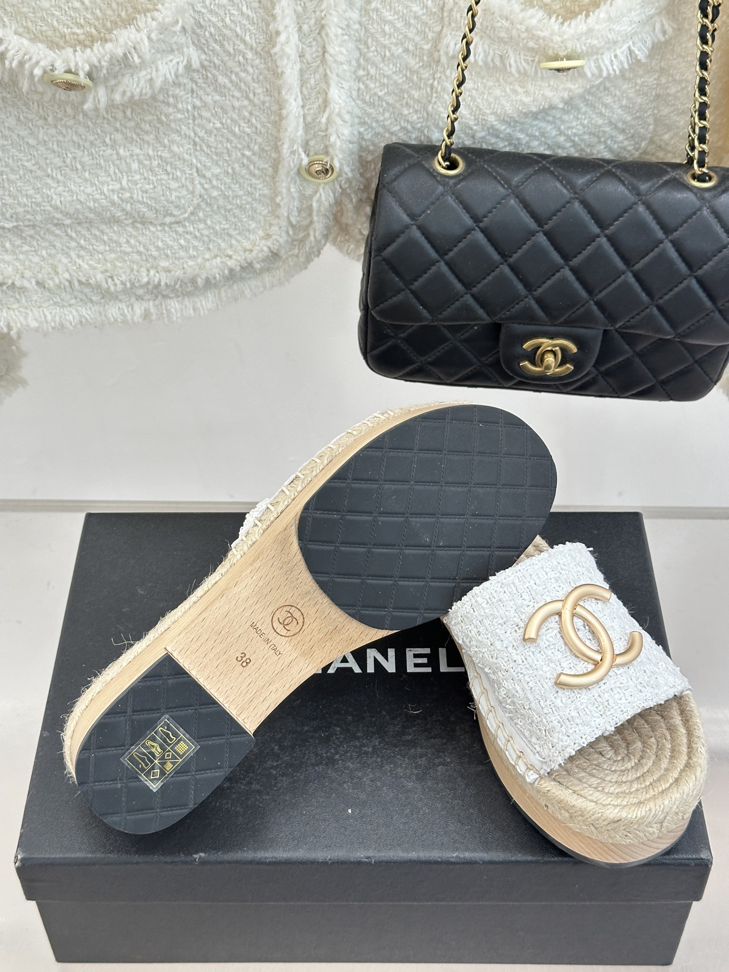 CHANE*｜小香金属大双C麻绳实木底厚底拖鞋将法式奢雅与度假慵懒感完美交融演绎夏日随性高级风。鞋面甄选