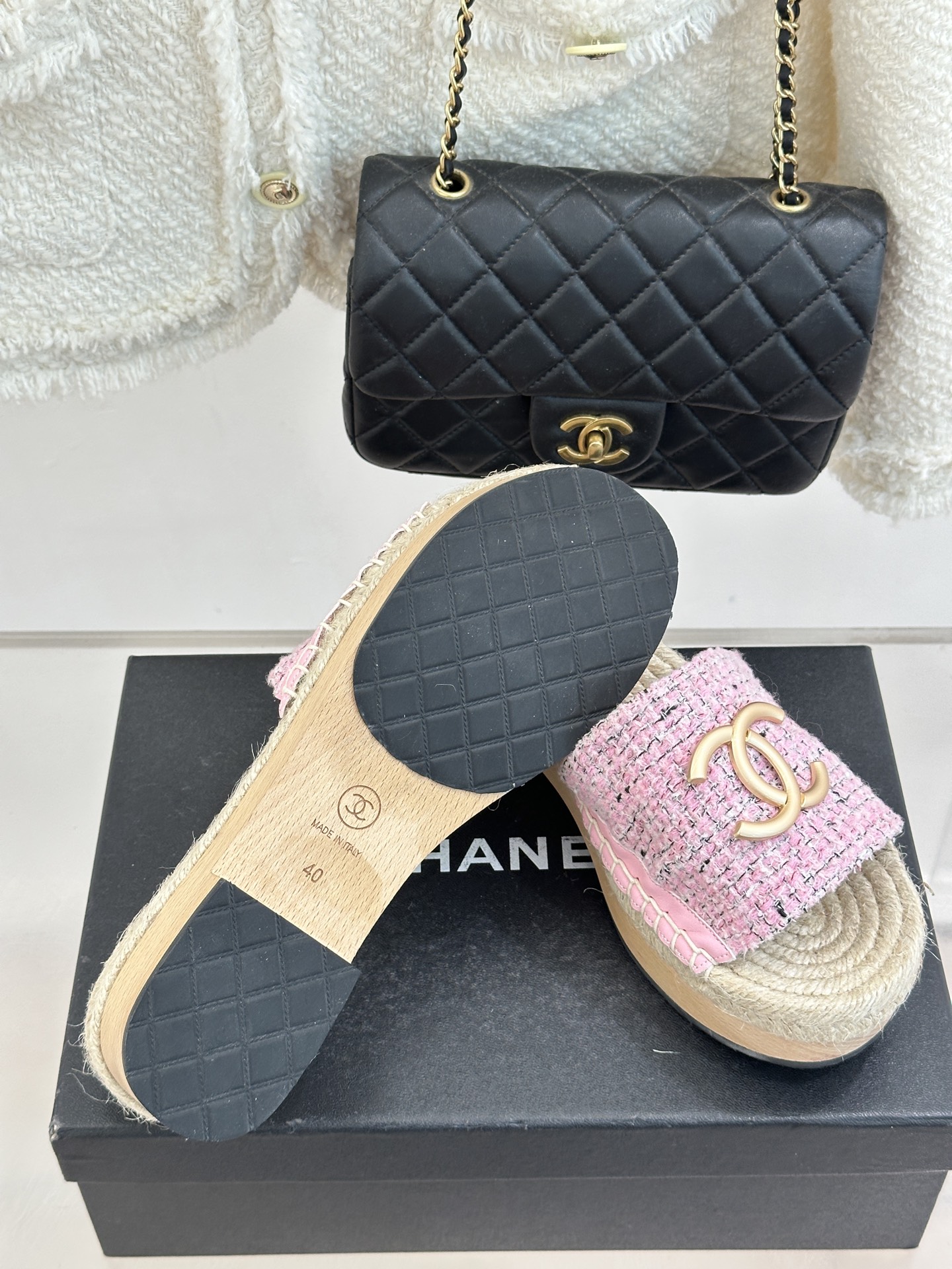 CHANE*｜小香金属大双C麻绳实木底厚底拖鞋将法式奢雅与度假慵懒感完美交融演绎夏日随性高级风。鞋面甄选