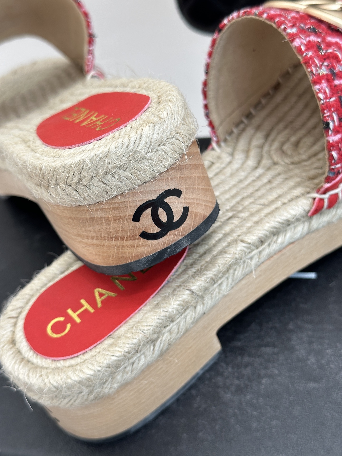 CHANE*｜小香金属大双C麻绳实木底厚底拖鞋将法式奢雅与度假慵懒感完美交融演绎夏日随性高级风。鞋面甄选