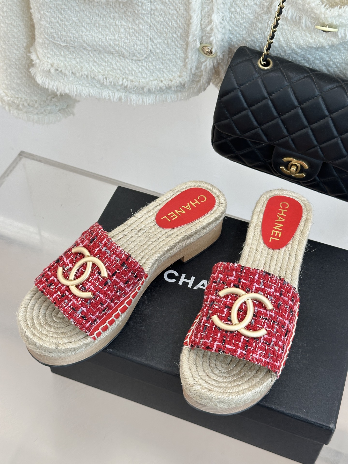 CHANE*｜小香金属大双C麻绳实木底厚底拖鞋将法式奢雅与度假慵懒感完美交融演绎夏日随性高级风。鞋面甄选