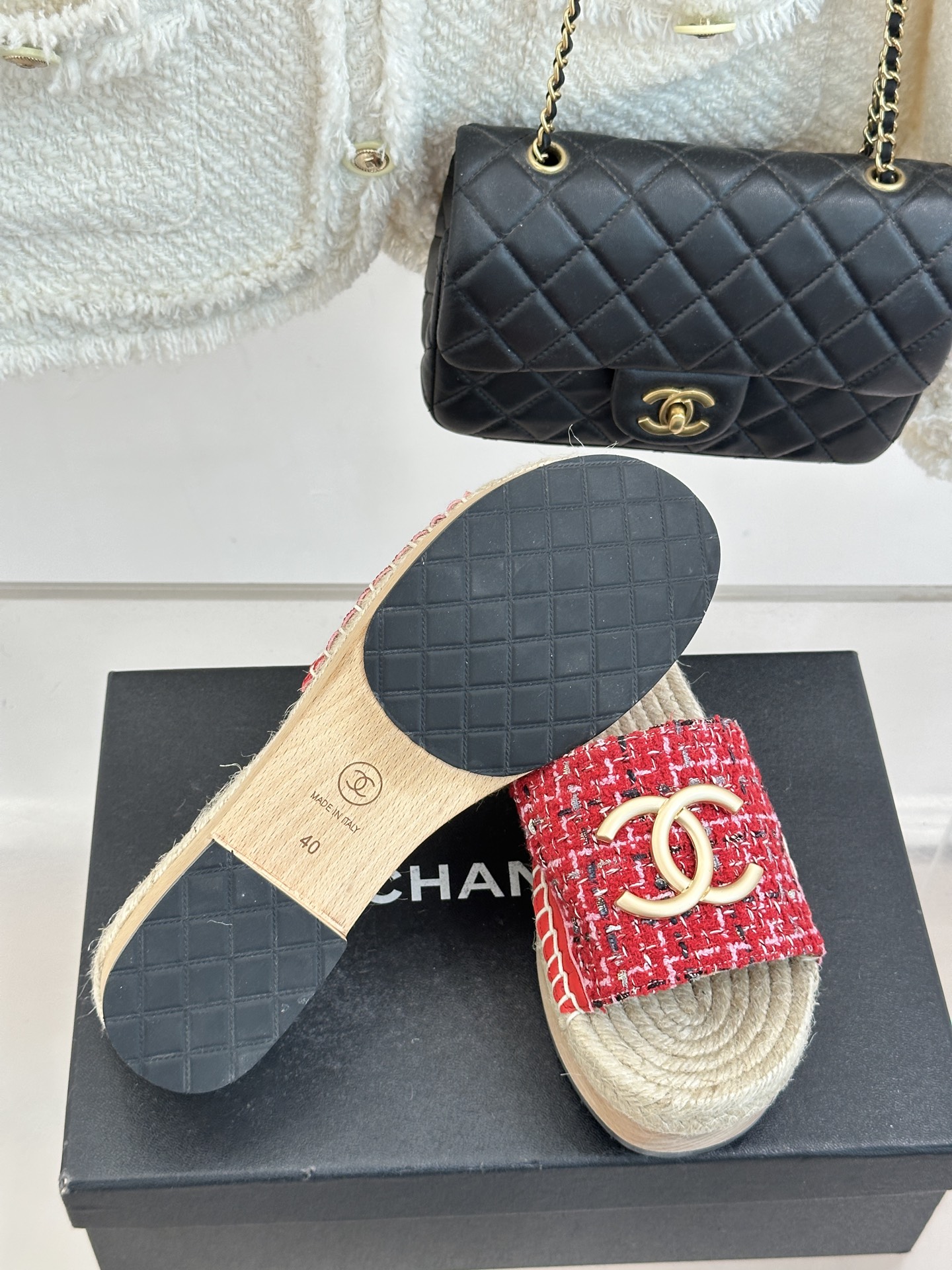 CHANE*｜小香金属大双C麻绳实木底厚底拖鞋将法式奢雅与度假慵懒感完美交融演绎夏日随性高级风。鞋面甄选