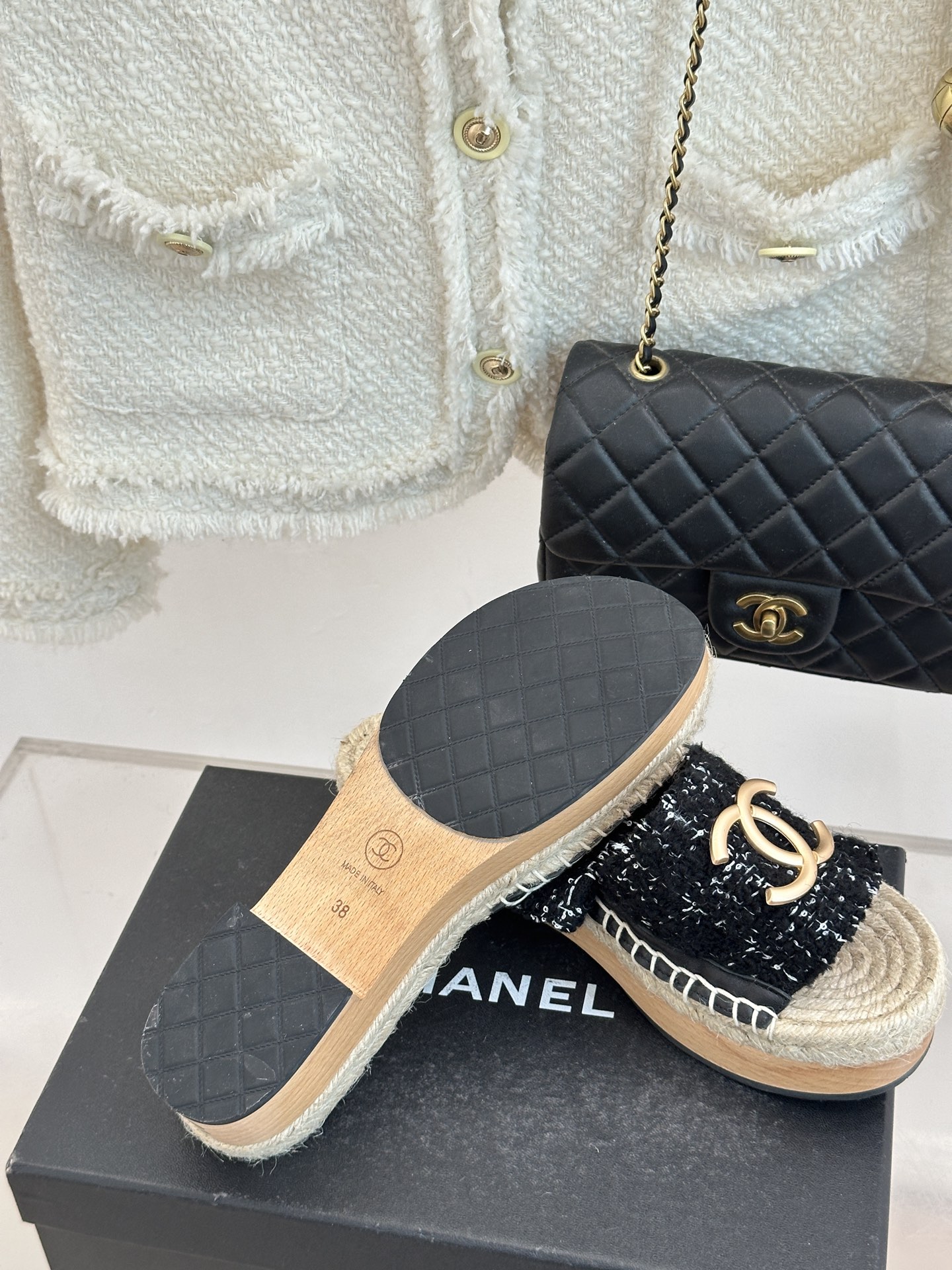 CHANE*｜小香金属大双C麻绳实木底厚底拖鞋将法式奢雅与度假慵懒感完美交融演绎夏日随性高级风。鞋面甄选