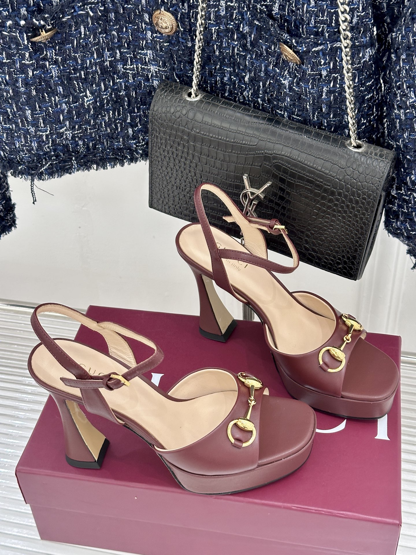 Gucci/古驰26WF新品马衔扣鱼嘴防水台细跟高跟凉鞋演绎复古奢华与现代气场的融合之作。标志性金属马衔