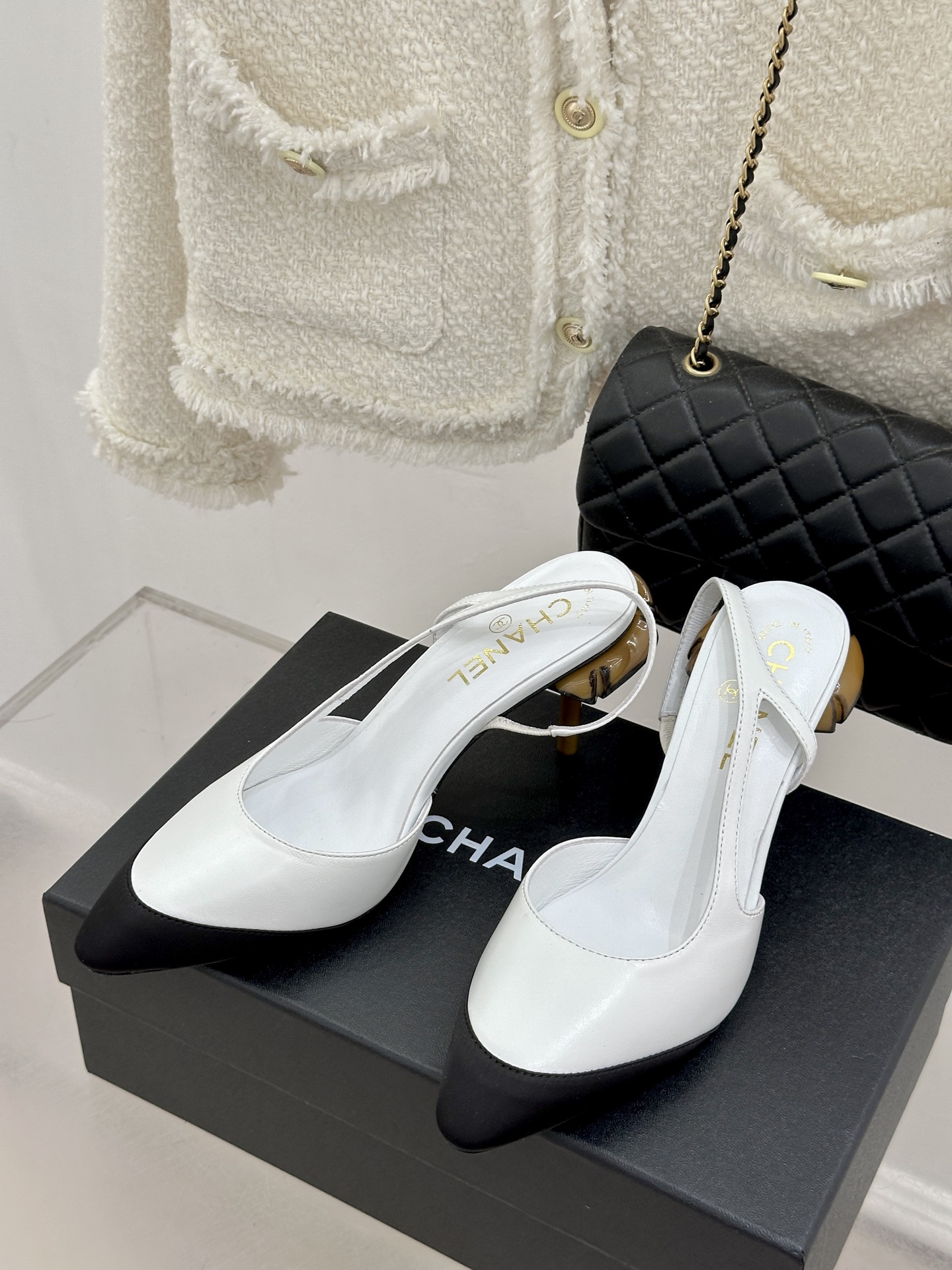 CHANE*｜小香26M走秀拼色蘑菇跟高跟凉鞋童话森林灵感碰撞经典奢华成为春夏高定秀场焦点。撞色设计层次