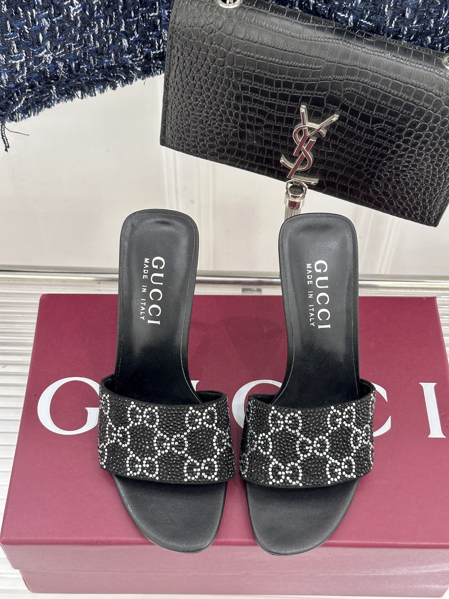 Gucci/古驰26WF新品老花一字带金属跟高跟拖鞋以经典GG老花铺陈复古基调标志性双G纹样流转意式典藏