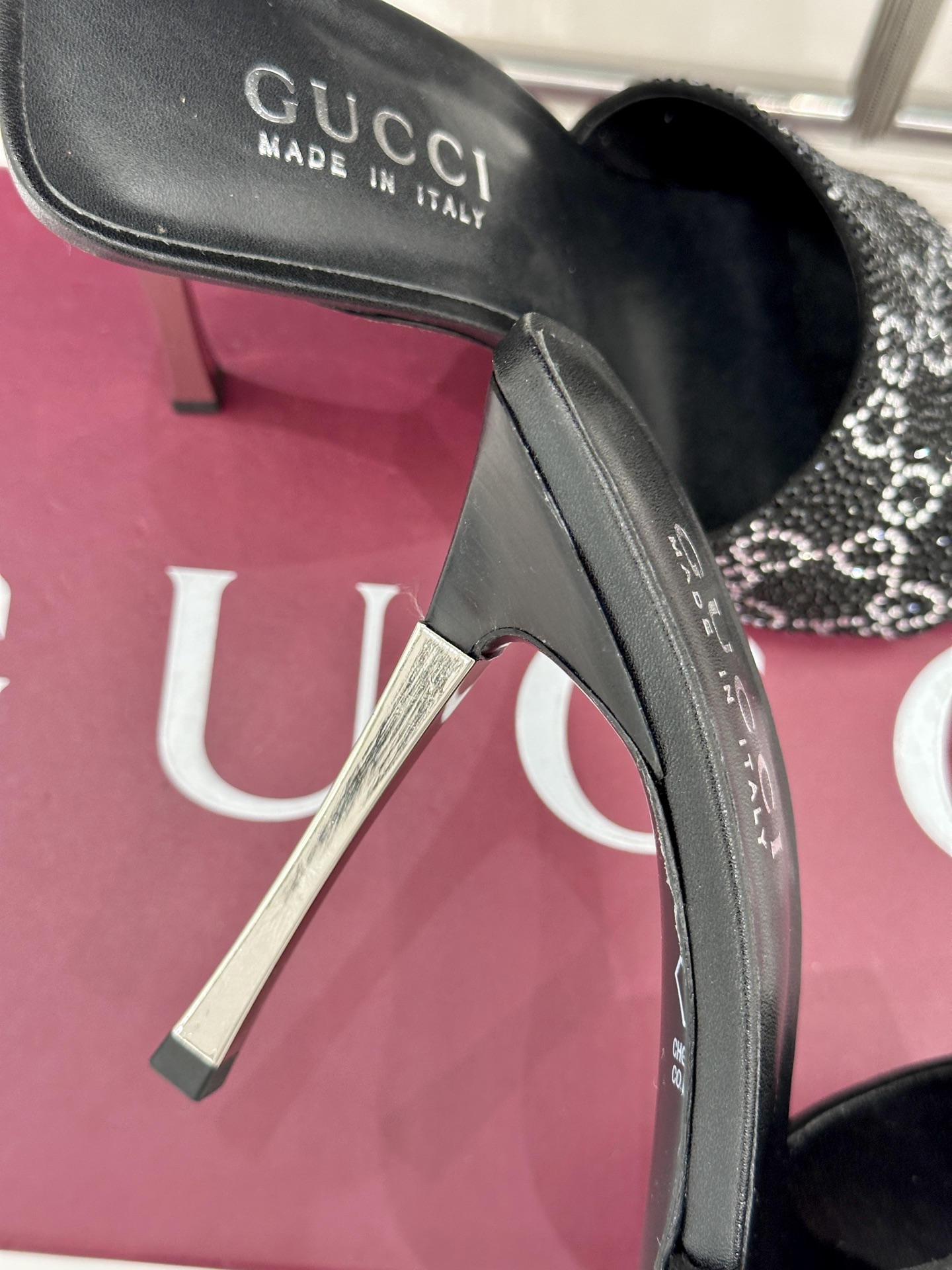 Gucci/古驰26WF新品老花一字带金属跟高跟拖鞋以经典GG老花铺陈复古基调标志性双G纹样流转意式典藏