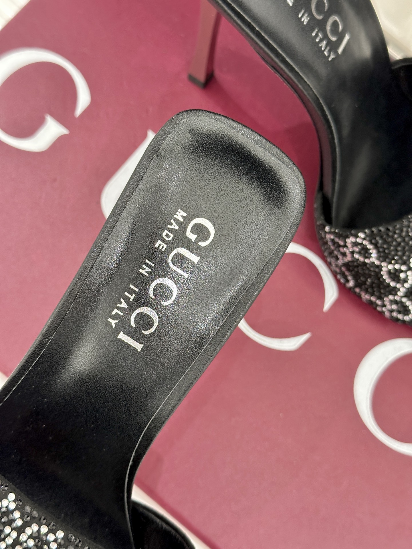 Gucci/古驰26WF新品老花一字带金属跟高跟拖鞋以经典GG老花铺陈复古基调标志性双G纹样流转意式典藏