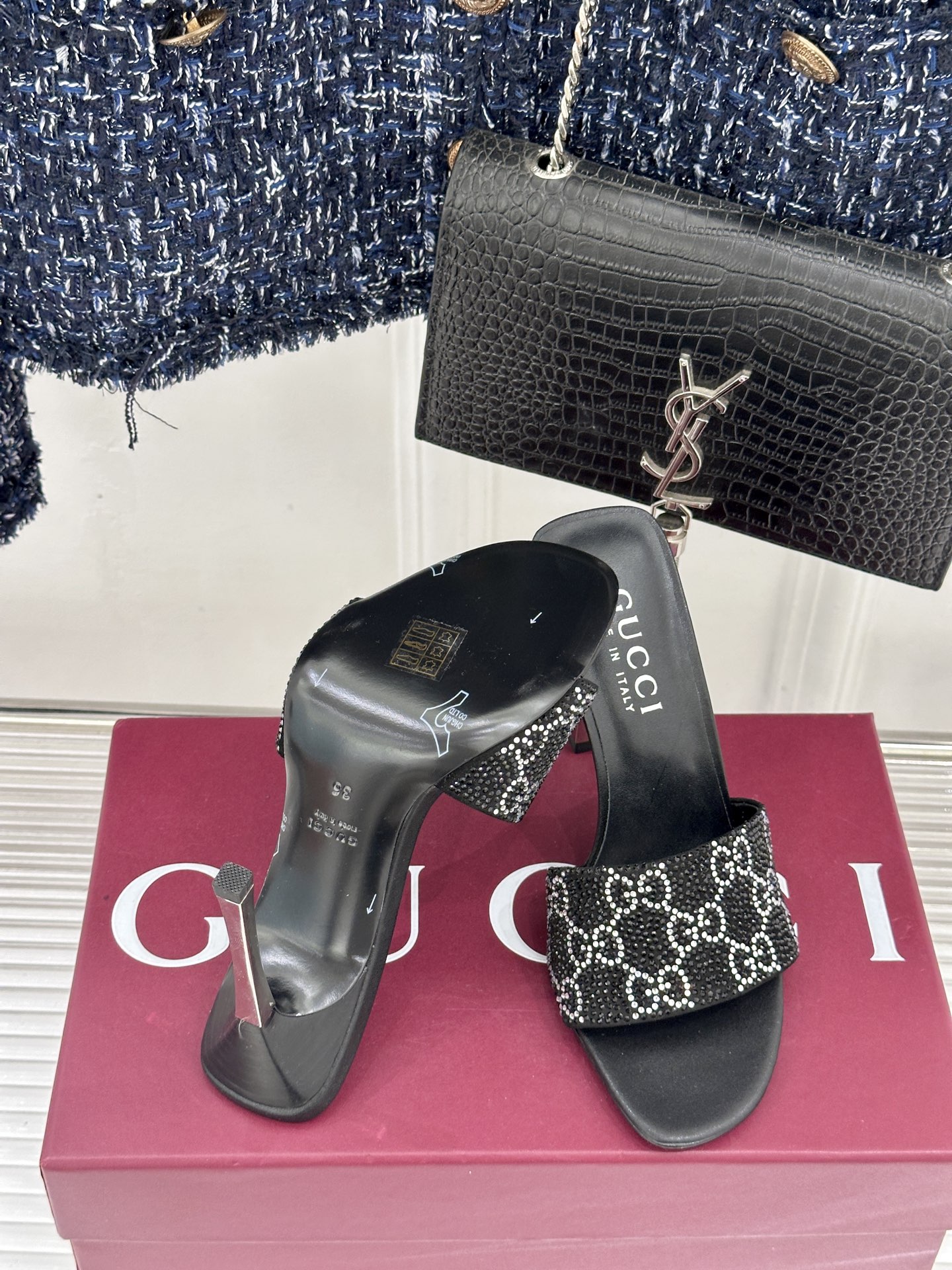 Gucci/古驰26WF新品老花一字带金属跟高跟拖鞋以经典GG老花铺陈复古基调标志性双G纹样流转意式典藏
