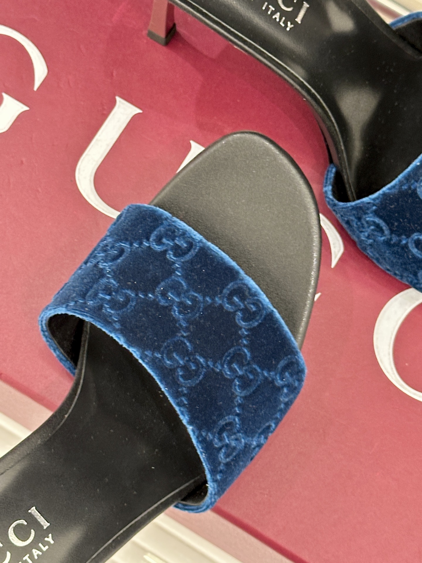 Gucci/古驰26WF新品老花一字带金属跟高跟拖鞋以经典GG老花铺陈复古基调标志性双G纹样流转意式典藏