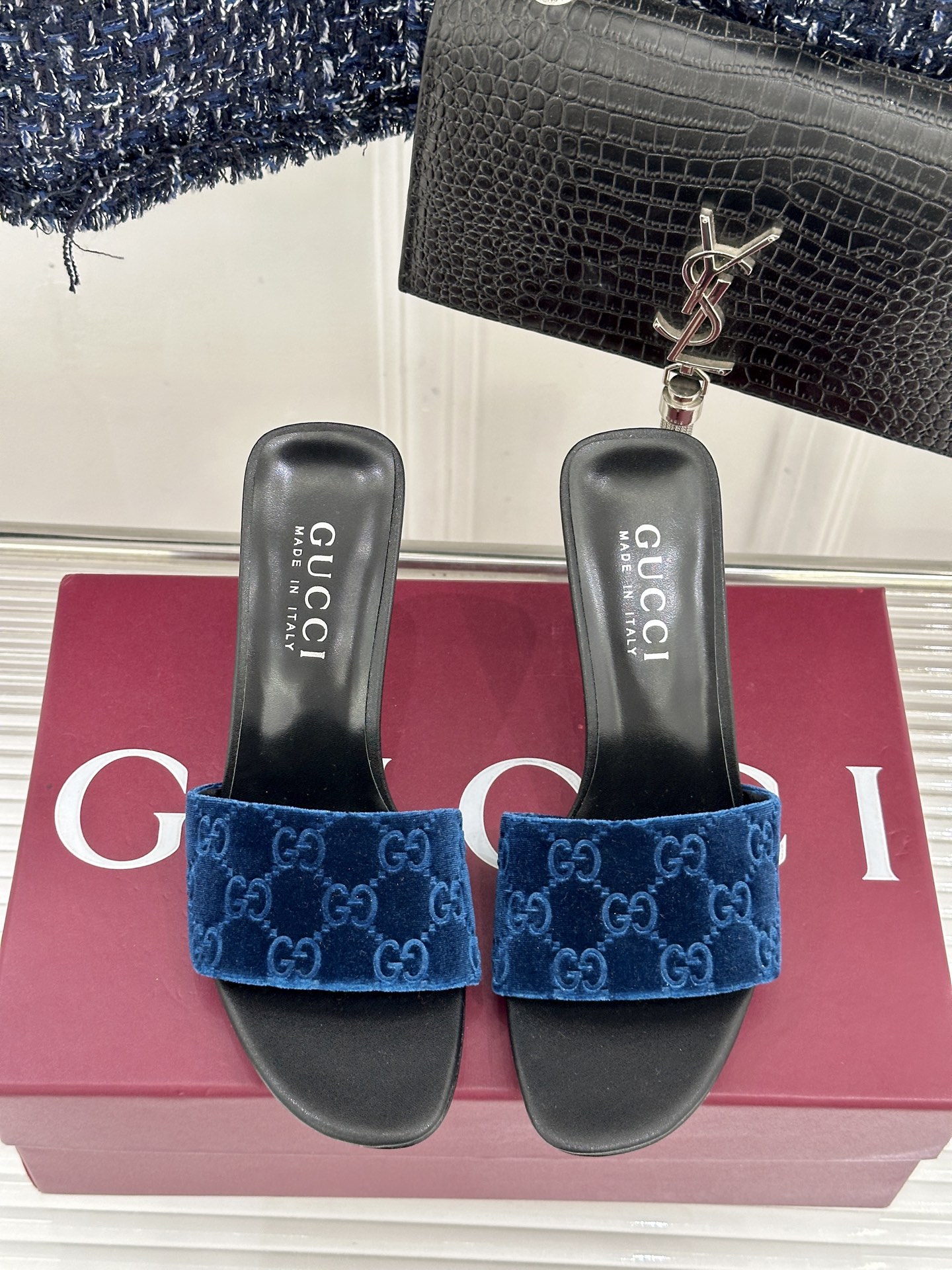 Gucci/古驰26WF新品老花一字带金属跟高跟拖鞋以经典GG老花铺陈复古基调标志性双G纹样流转意式典藏