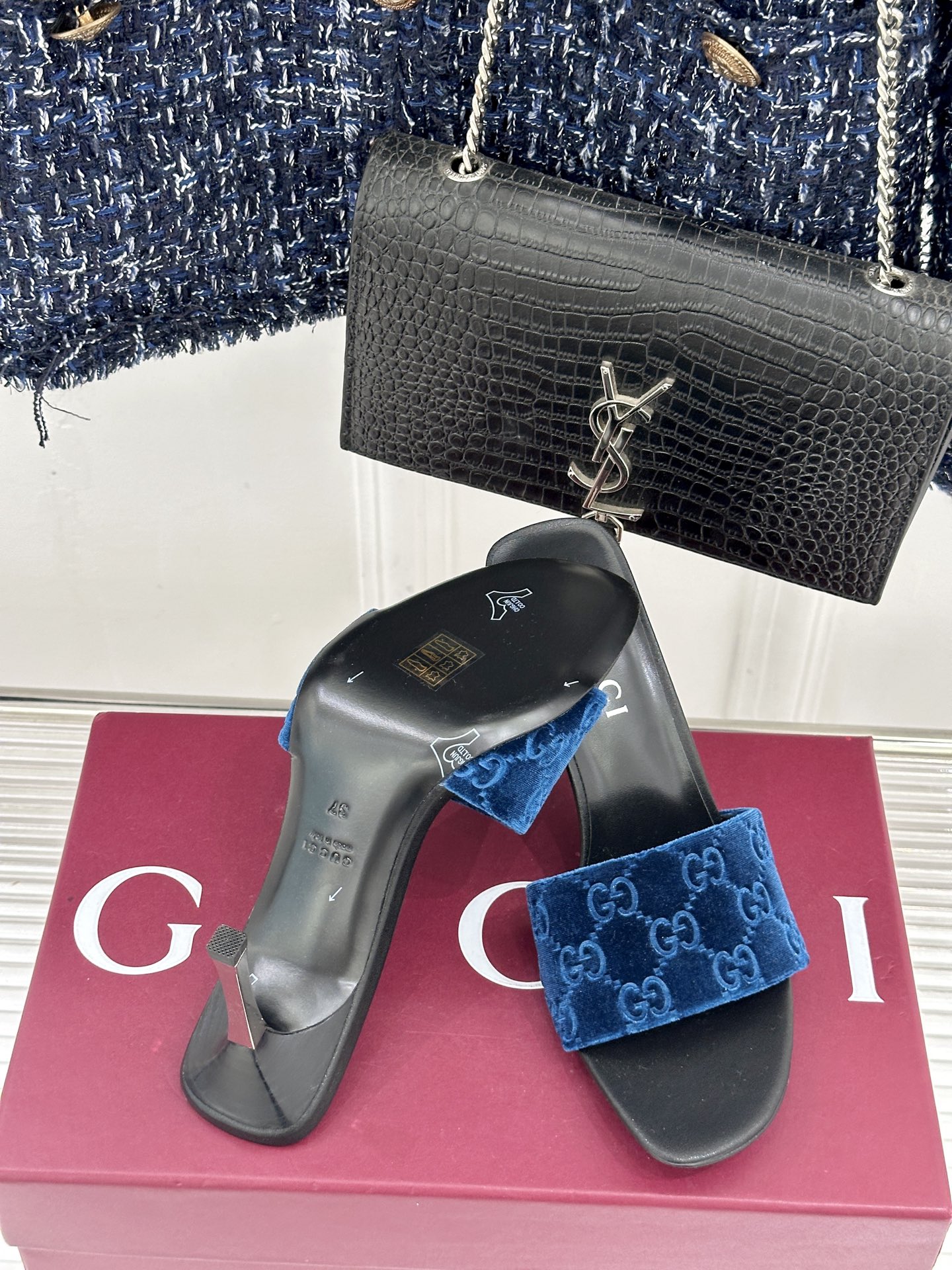 Gucci/古驰26WF新品老花一字带金属跟高跟拖鞋以经典GG老花铺陈复古基调标志性双G纹样流转意式典藏