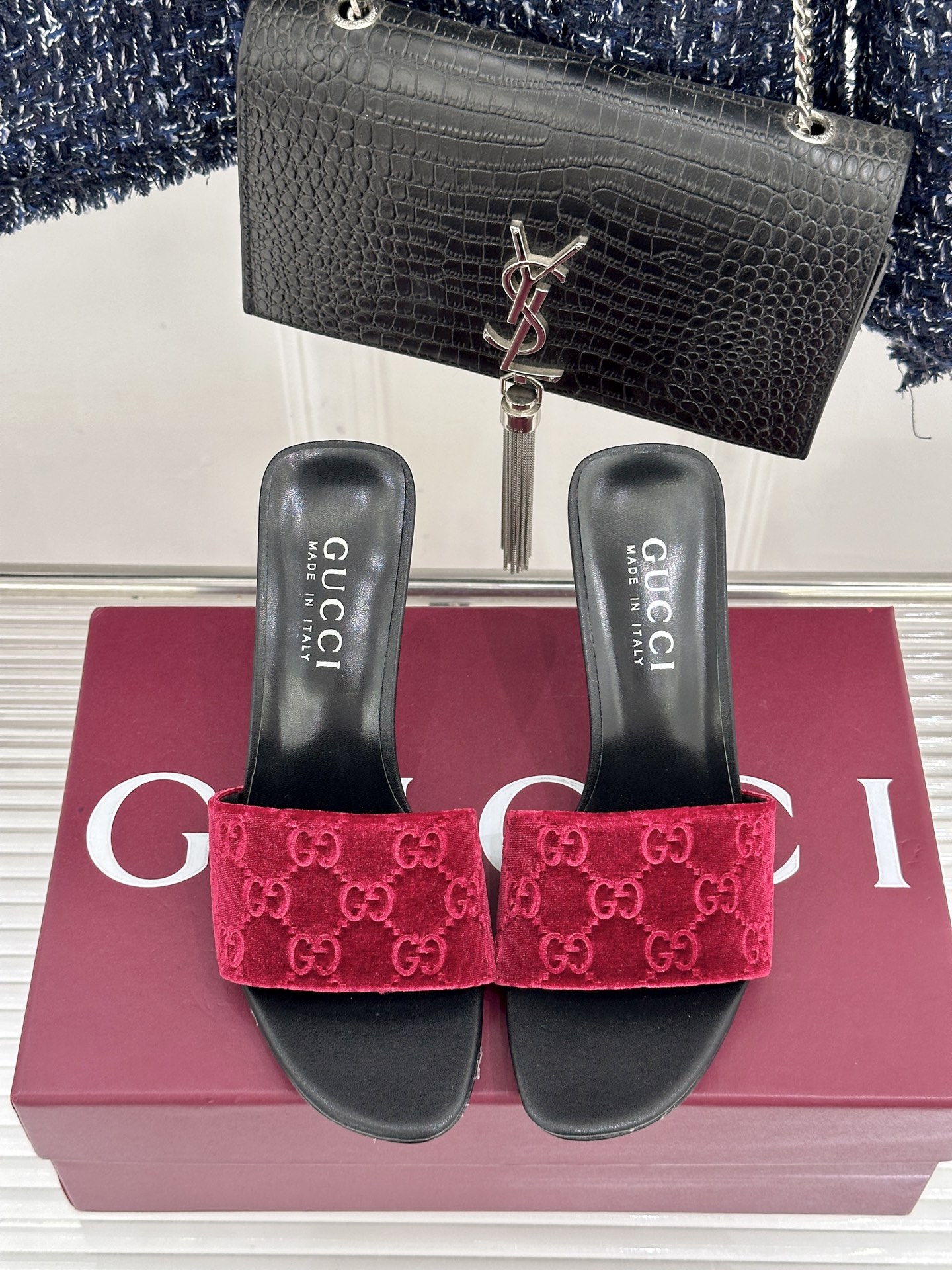 Gucci/古驰26WF新品老花一字带金属跟高跟拖鞋以经典GG老花铺陈复古基调标志性双G纹样流转意式典藏