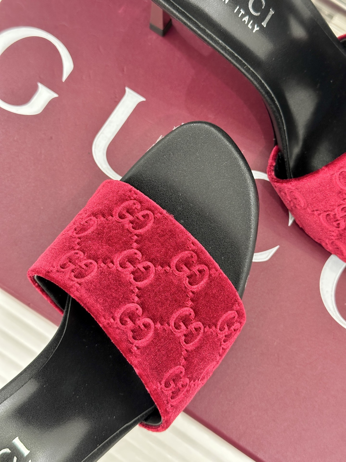 Gucci/古驰26WF新品老花一字带金属跟高跟拖鞋以经典GG老花铺陈复古基调标志性双G纹样流转意式典藏