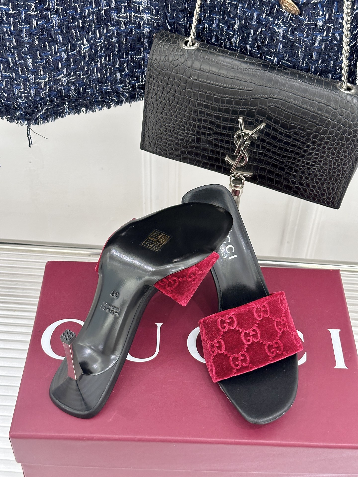 Gucci/古驰26WF新品老花一字带金属跟高跟拖鞋以经典GG老花铺陈复古基调标志性双G纹样流转意式典藏