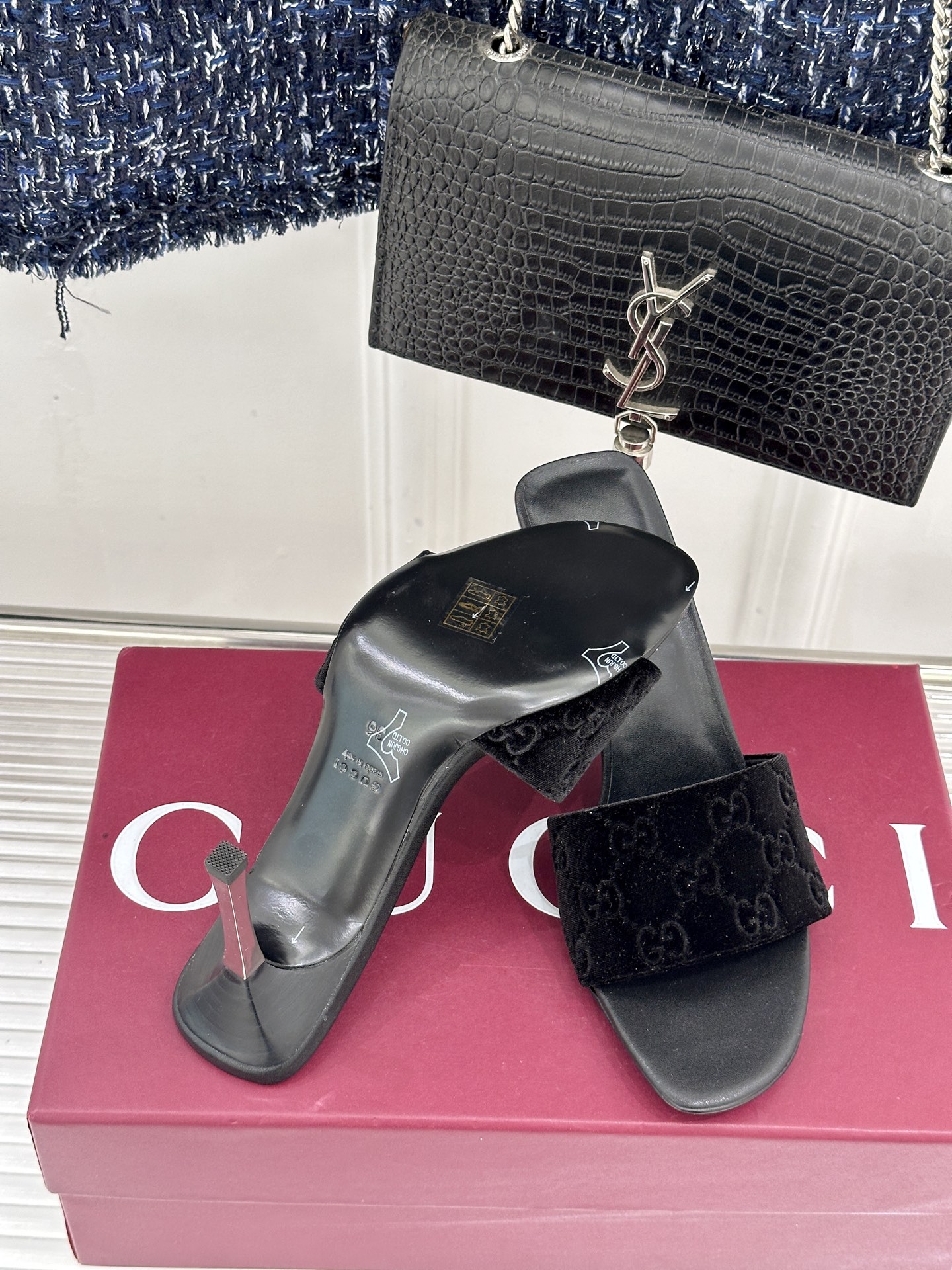 Gucci/古驰26WF新品老花一字带金属跟高跟拖鞋以经典GG老花铺陈复古基调标志性双G纹样流转意式典藏