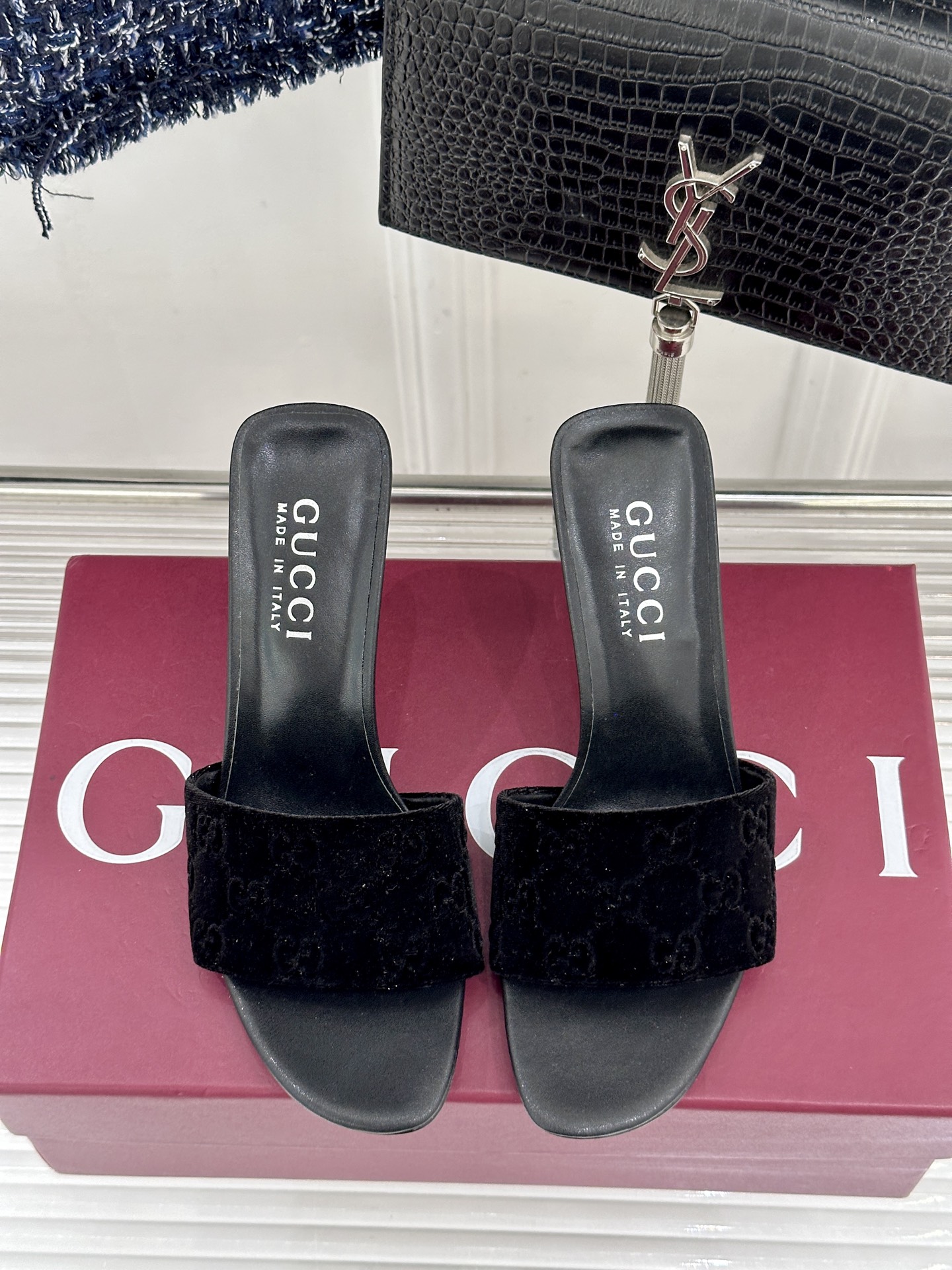 Gucci/古驰26WF新品老花一字带金属跟高跟拖鞋以经典GG老花铺陈复古基调标志性双G纹样流转意式典藏