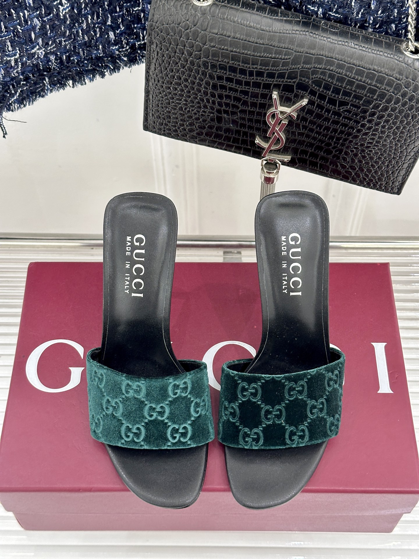 Gucci/古驰26WF新品老花一字带金属跟高跟拖鞋以经典GG老花铺陈复古基调标志性双G纹样流转意式典藏