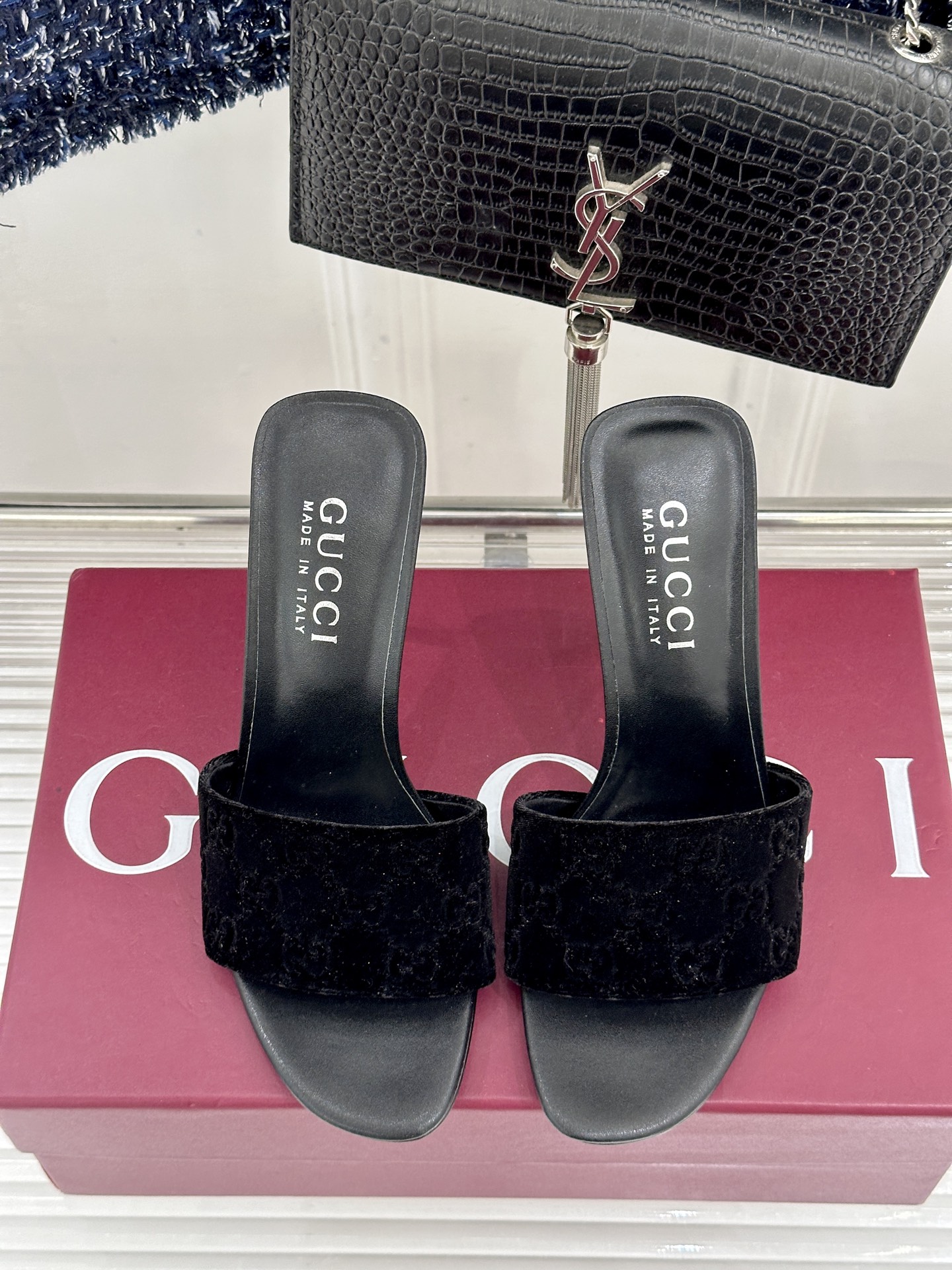 Gucci/古驰26WF新品老花一字带金属跟高跟拖鞋以经典GG老花铺陈复古基调标志性双G纹样流转意式典藏