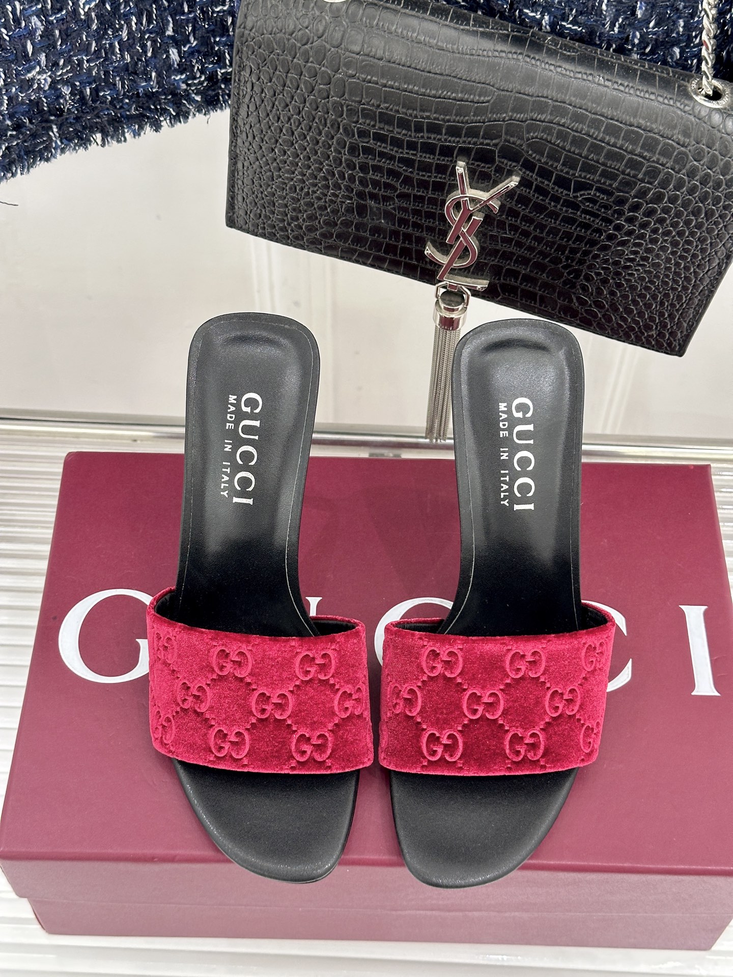 Gucci/古驰26WF新品老花一字带金属跟高跟拖鞋以经典GG老花铺陈复古基调标志性双G纹样流转意式典藏