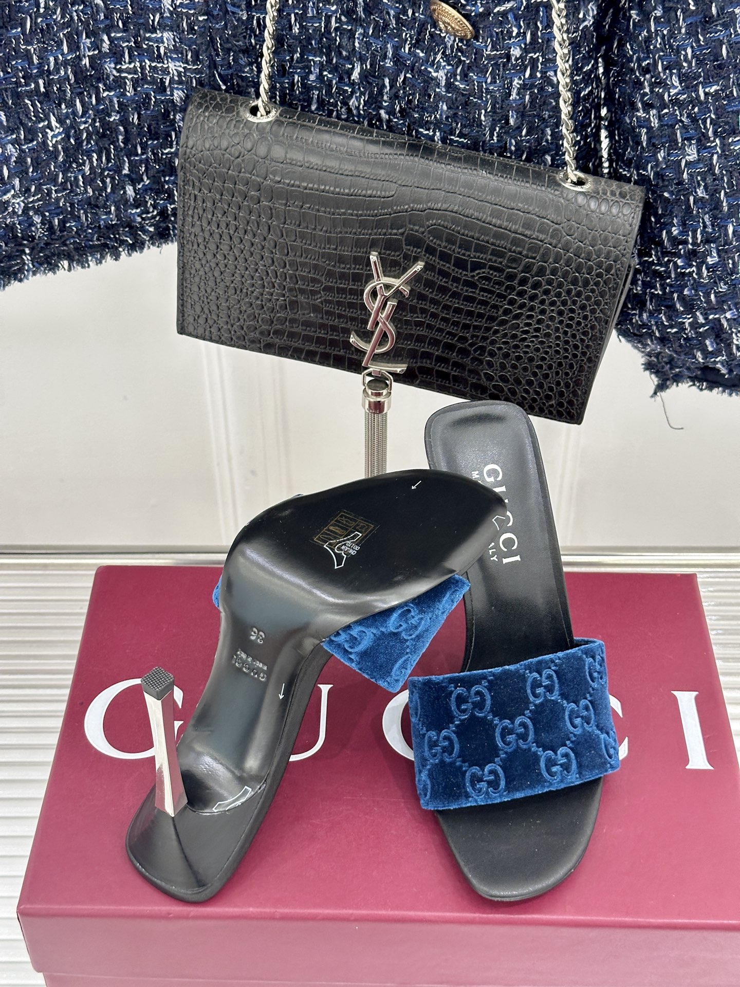 Gucci/古驰26WF新品老花一字带金属跟高跟拖鞋以经典GG老花铺陈复古基调标志性双G纹样流转意式典藏