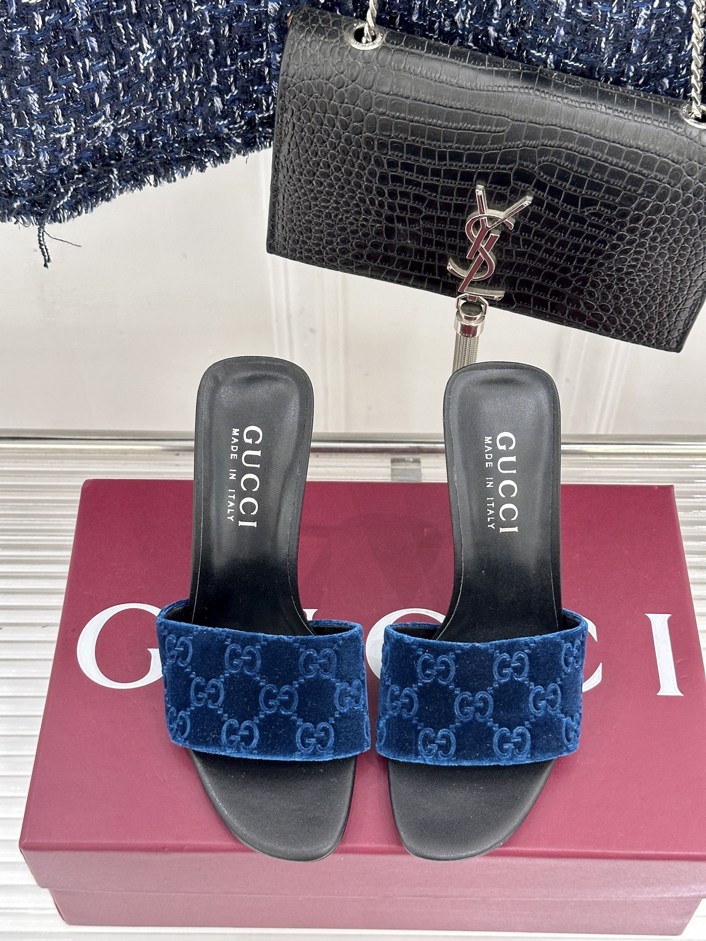 Gucci/古驰26WF新品老花一字带金属跟高跟拖鞋以经典GG老花铺陈复古基调标志性双G纹样流转意式典藏