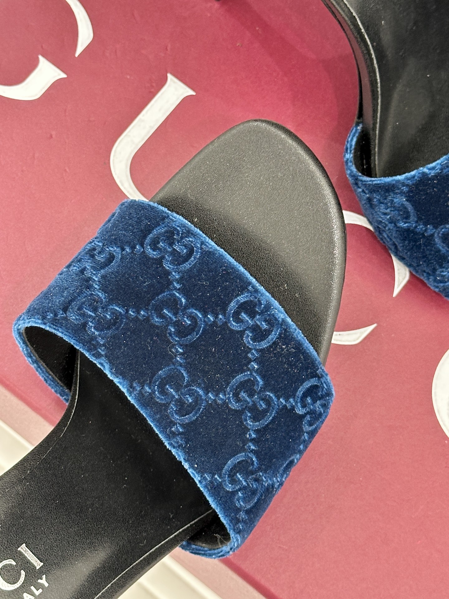 Gucci/古驰26WF新品老花一字带金属跟高跟拖鞋以经典GG老花铺陈复古基调标志性双G纹样流转意式典藏