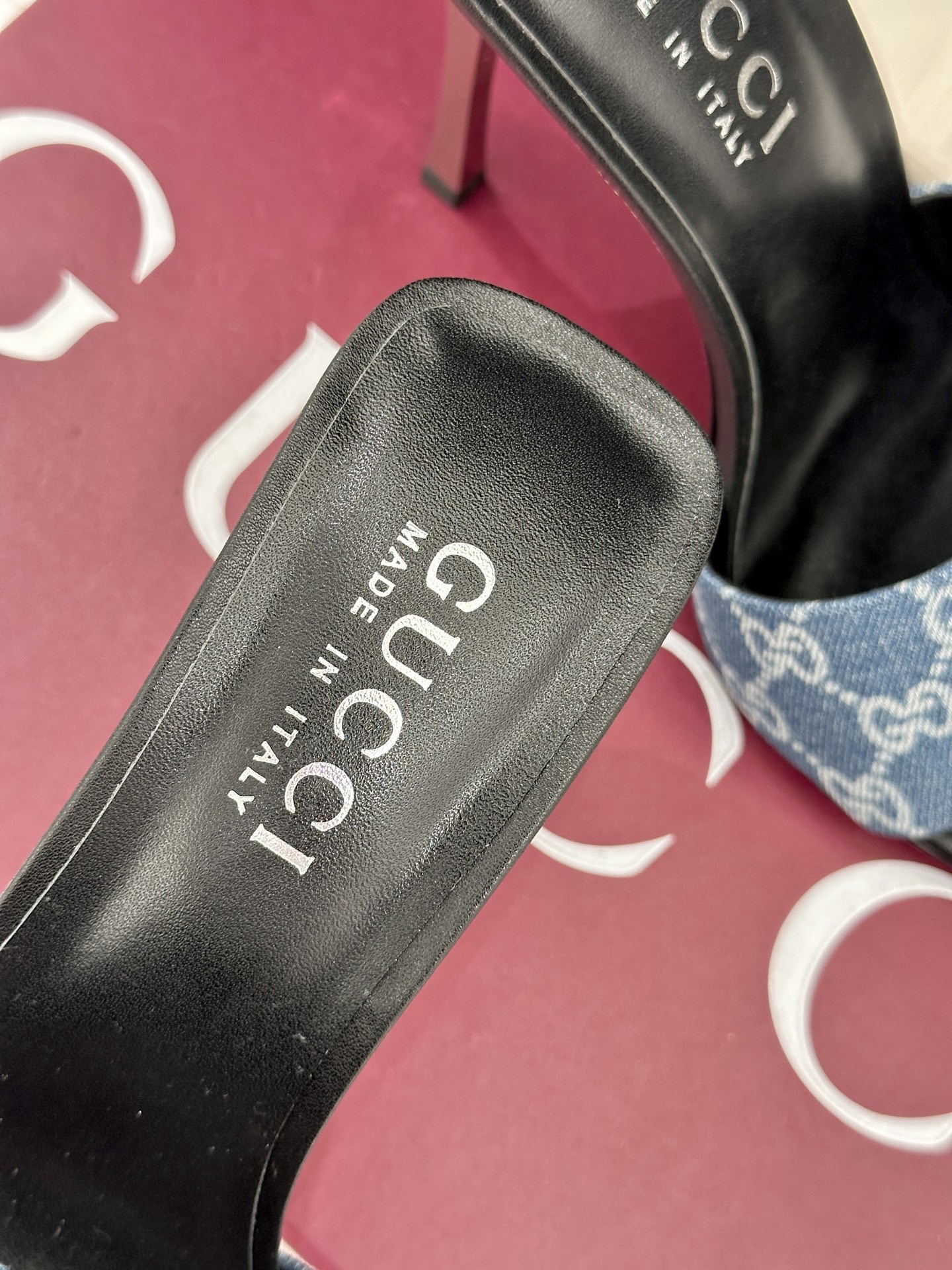 Gucci/古驰26WF新品老花一字带金属跟高跟拖鞋以经典GG老花铺陈复古基调标志性双G纹样流转意式典藏