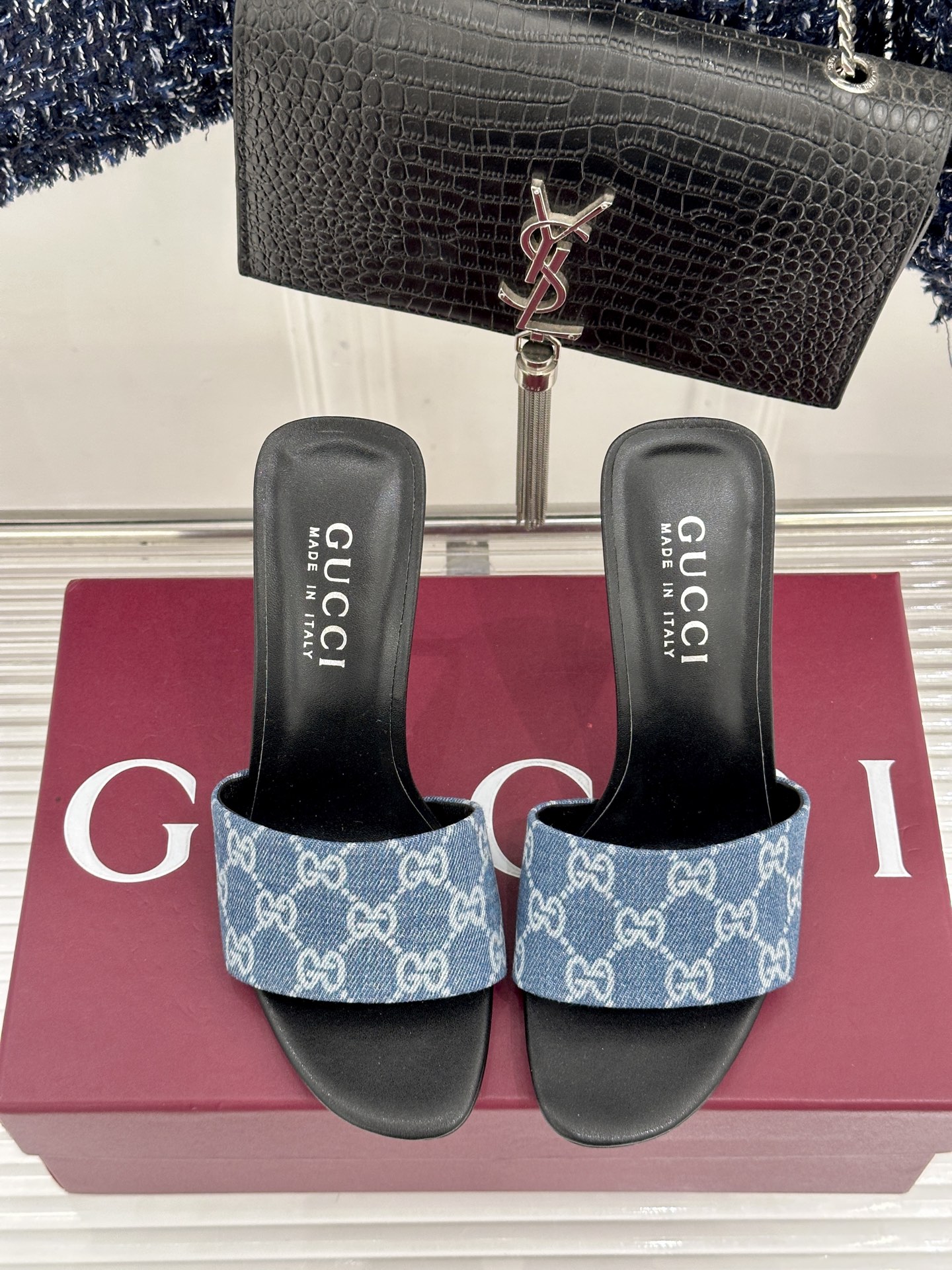 Gucci/古驰26WF新品老花一字带金属跟高跟拖鞋以经典GG老花铺陈复古基调标志性双G纹样流转意式典藏