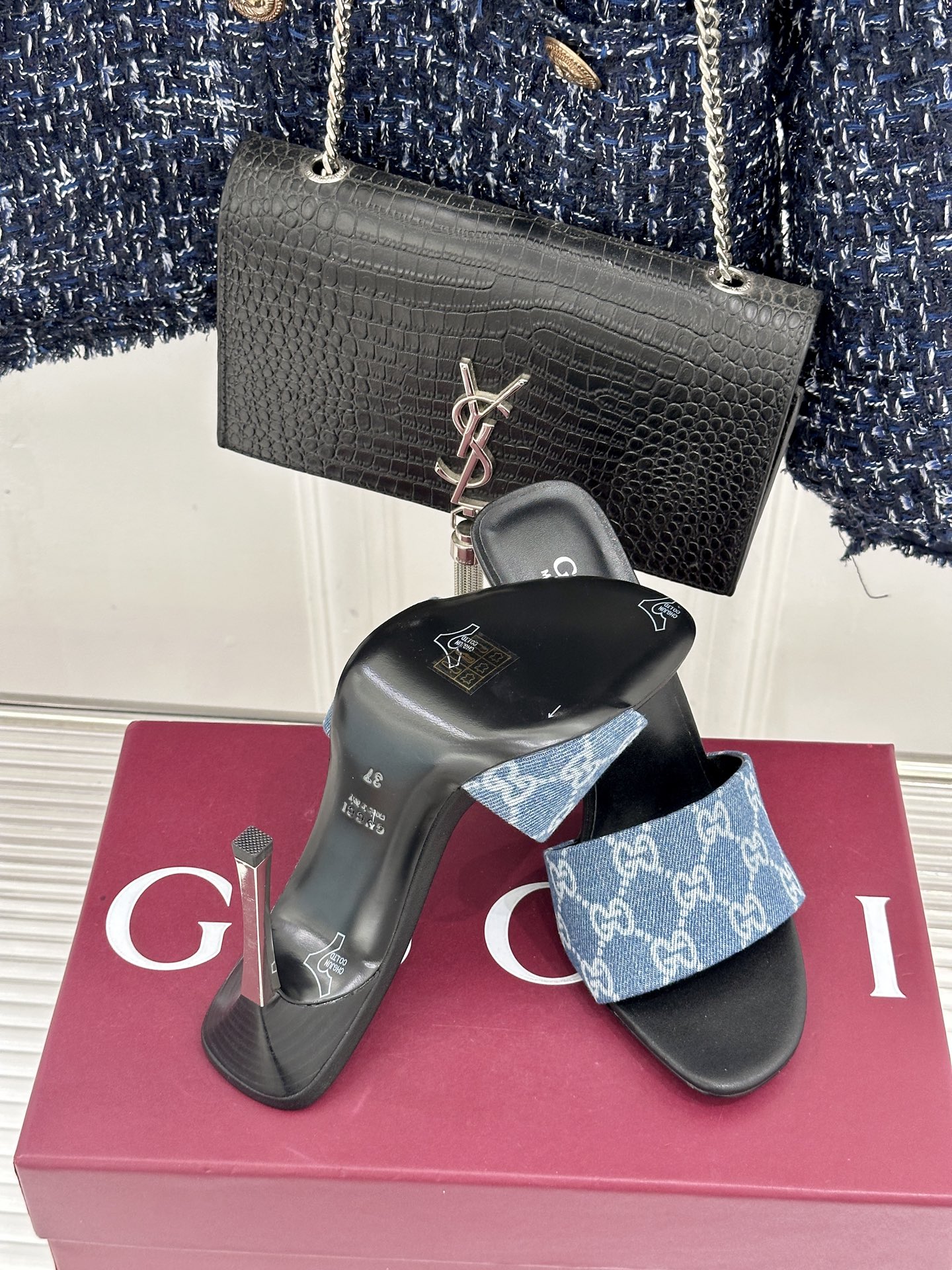 Gucci/古驰26WF新品老花一字带金属跟高跟拖鞋以经典GG老花铺陈复古基调标志性双G纹样流转意式典藏
