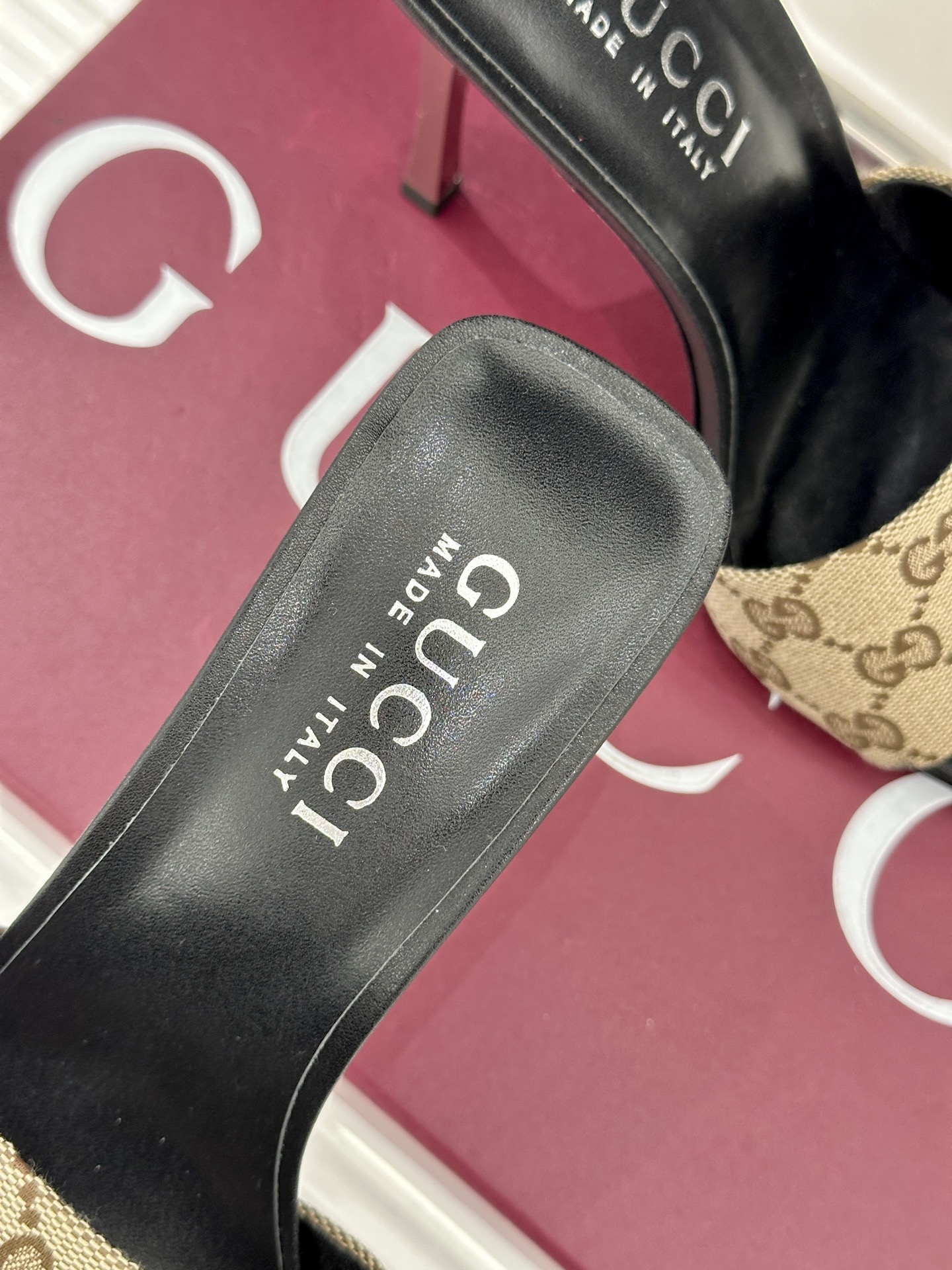 Gucci/古驰26WF新品老花一字带金属跟高跟拖鞋以经典GG老花铺陈复古基调标志性双G纹样流转意式典藏