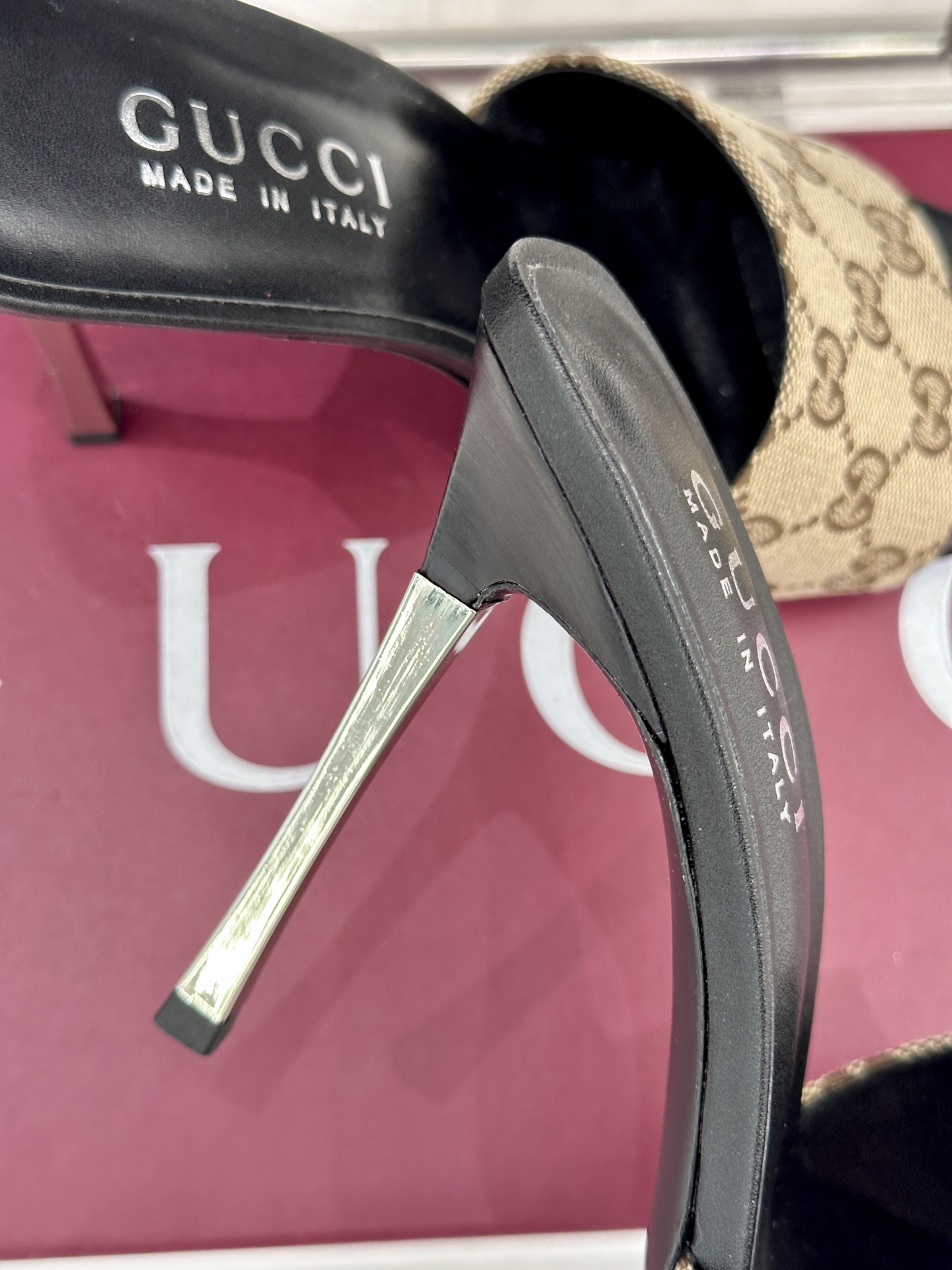 Gucci/古驰26WF新品老花一字带金属跟高跟拖鞋以经典GG老花铺陈复古基调标志性双G纹样流转意式典藏
