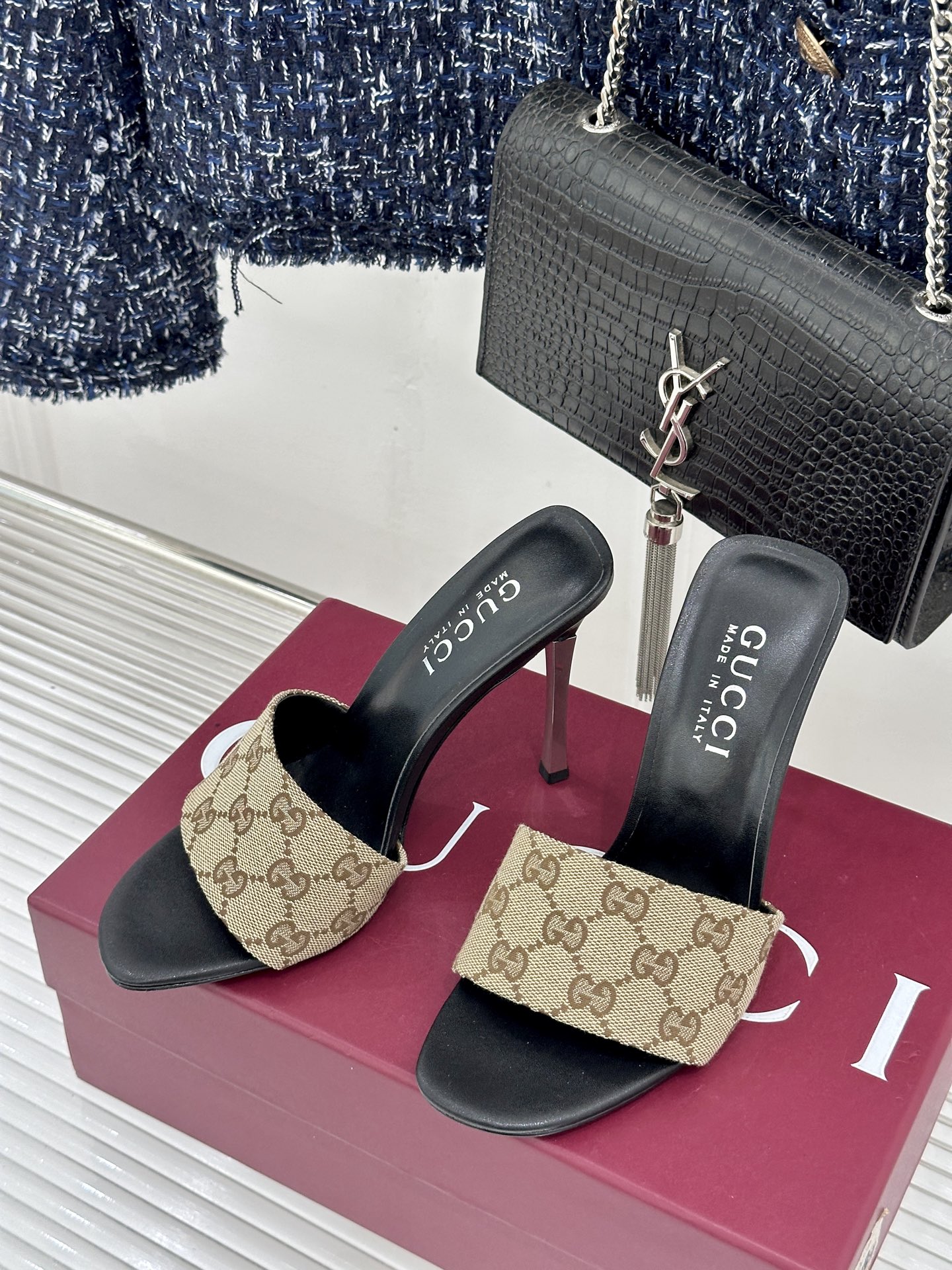 Gucci/古驰26WF新品老花一字带金属跟高跟拖鞋以经典GG老花铺陈复古基调标志性双G纹样流转意式典藏