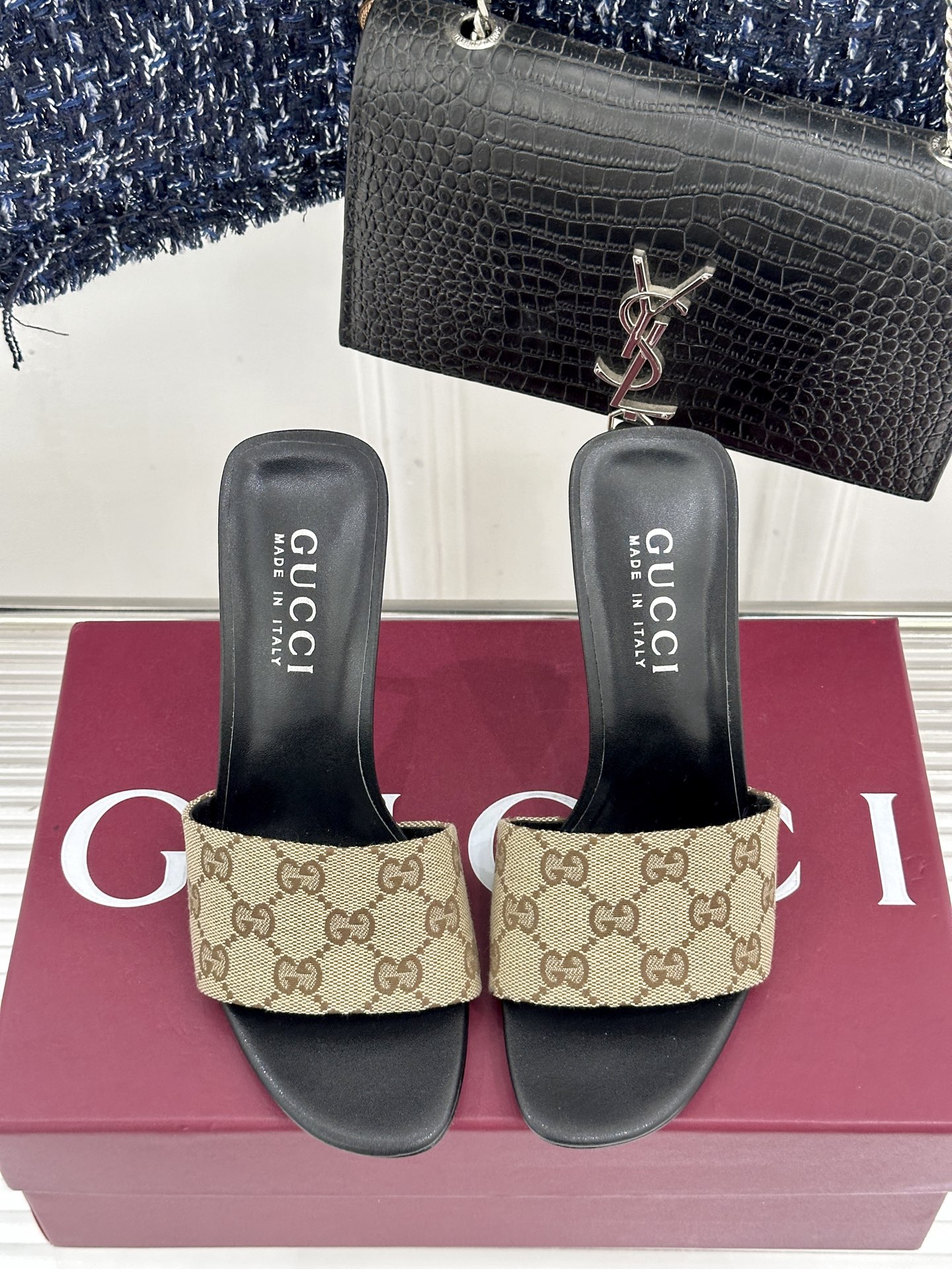 Gucci/古驰26WF新品老花一字带金属跟高跟拖鞋以经典GG老花铺陈复古基调标志性双G纹样流转意式典藏