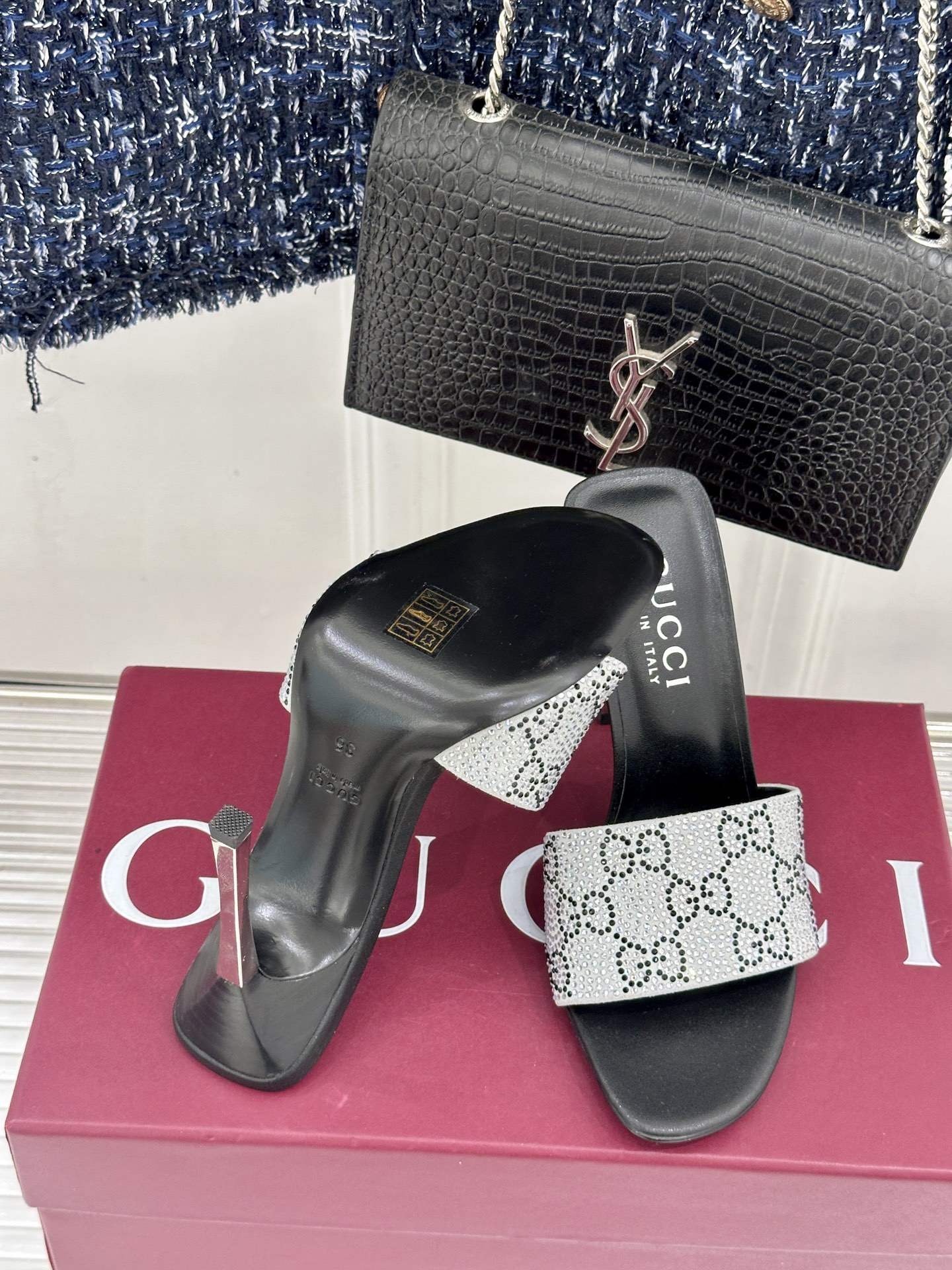 Gucci/古驰26WF新品老花一字带金属跟高跟拖鞋以经典GG老花铺陈复古基调标志性双G纹样流转意式典藏