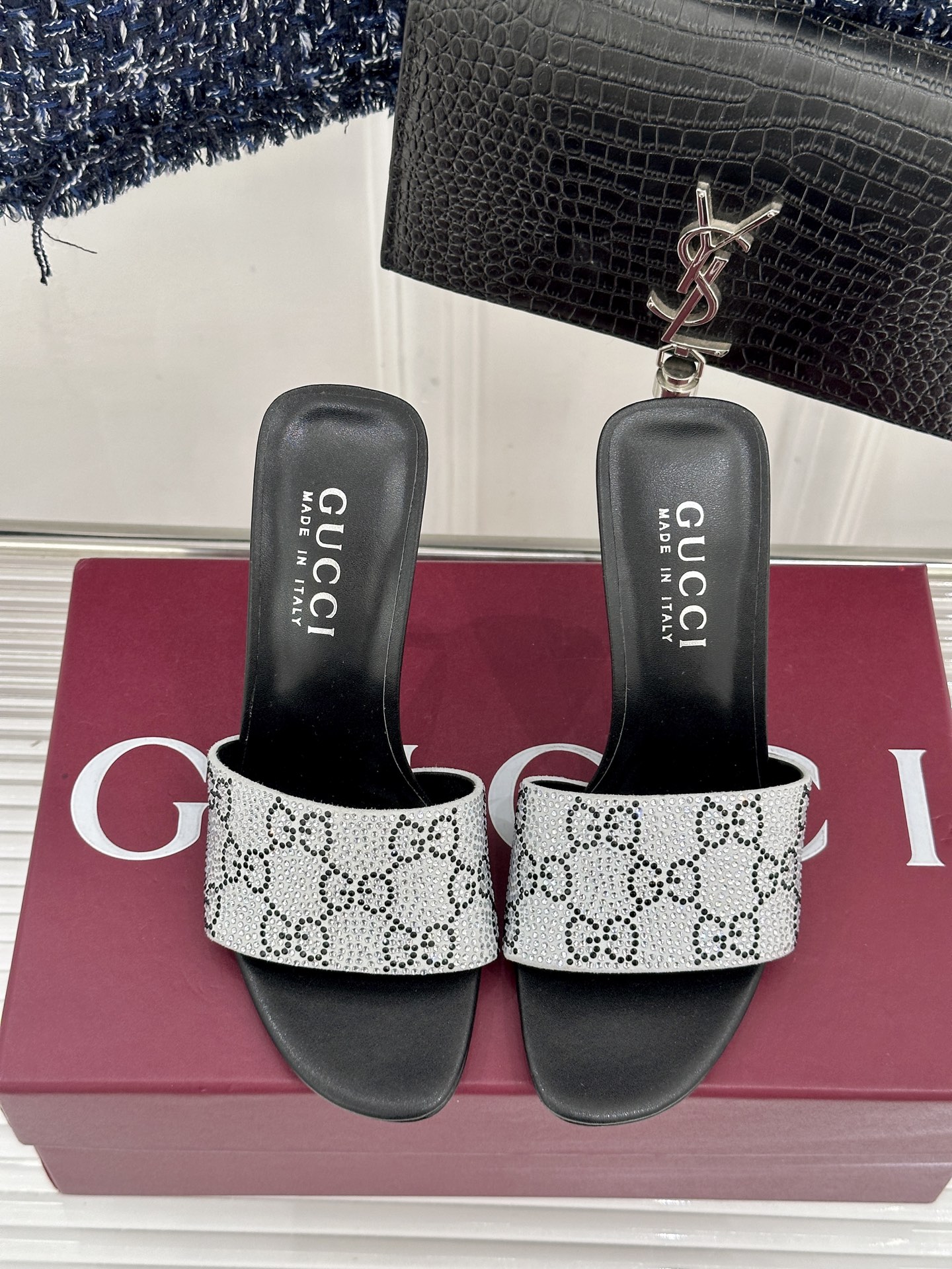Gucci/古驰26WF新品老花一字带金属跟高跟拖鞋以经典GG老花铺陈复古基调标志性双G纹样流转意式典藏