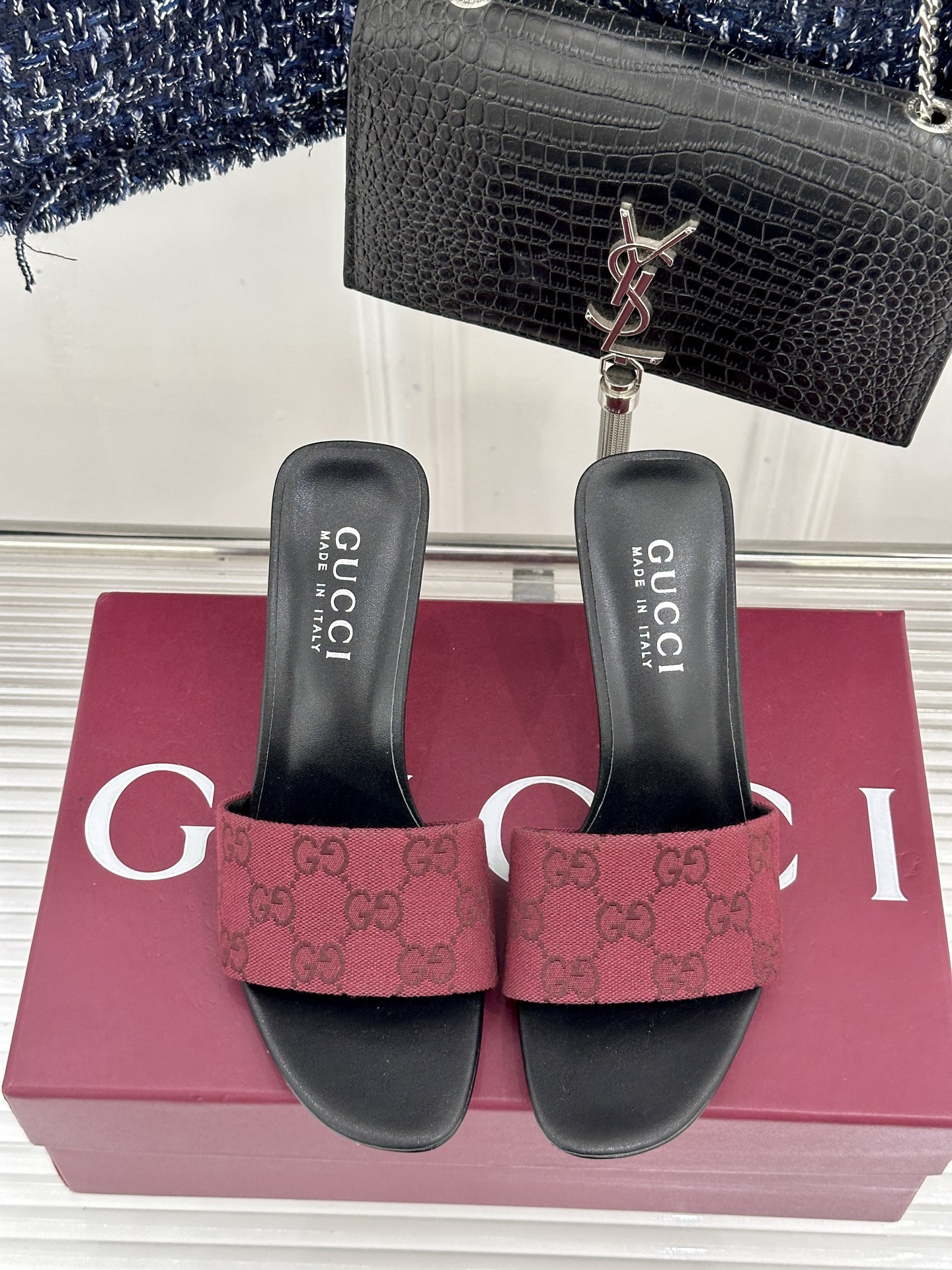 Gucci/古驰26WF新品老花一字带金属跟高跟拖鞋以经典GG老花铺陈复古基调标志性双G纹样流转意式典藏