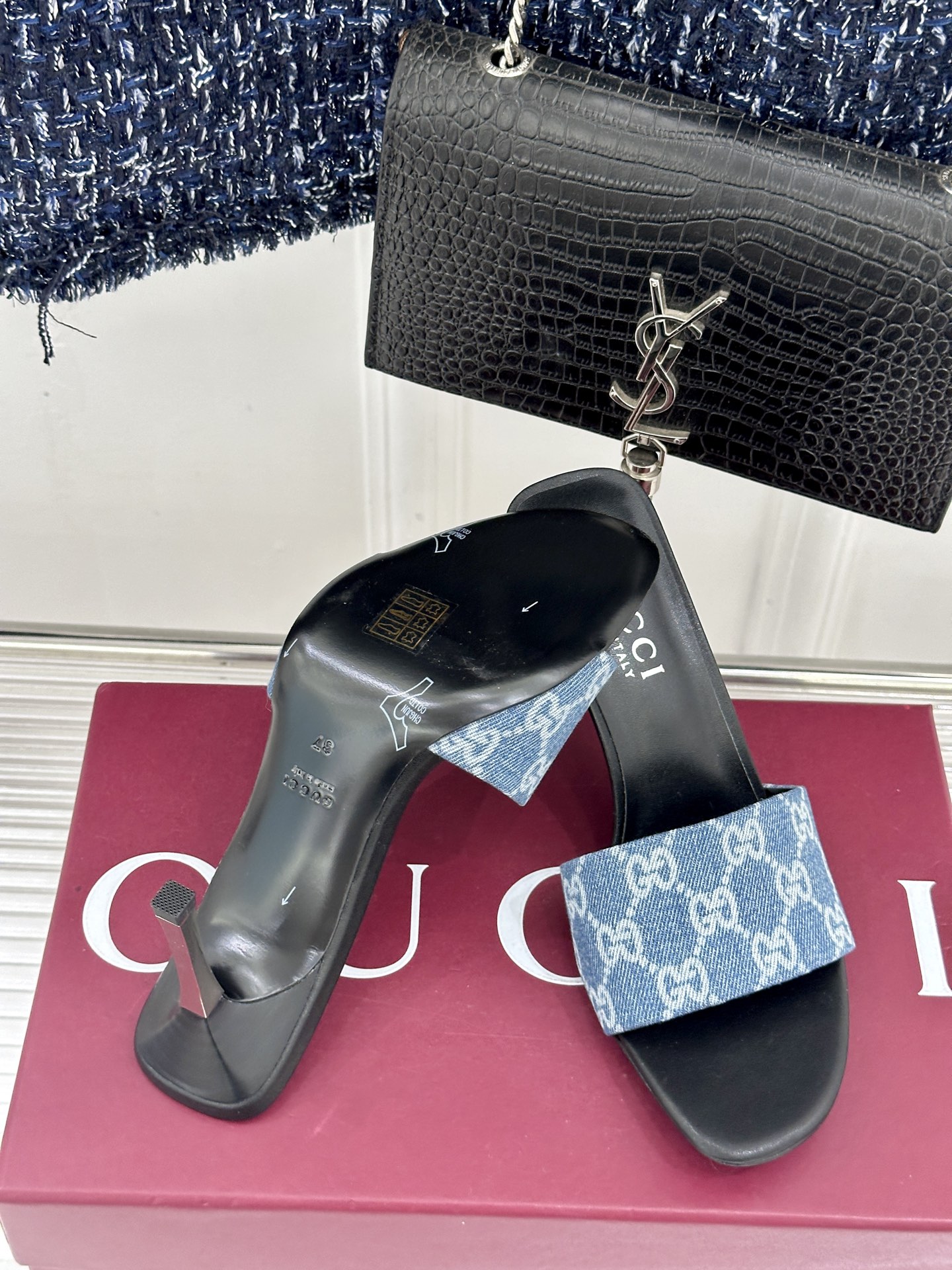 Gucci/古驰26WF新品老花一字带金属跟高跟拖鞋以经典GG老花铺陈复古基调标志性双G纹样流转意式典藏