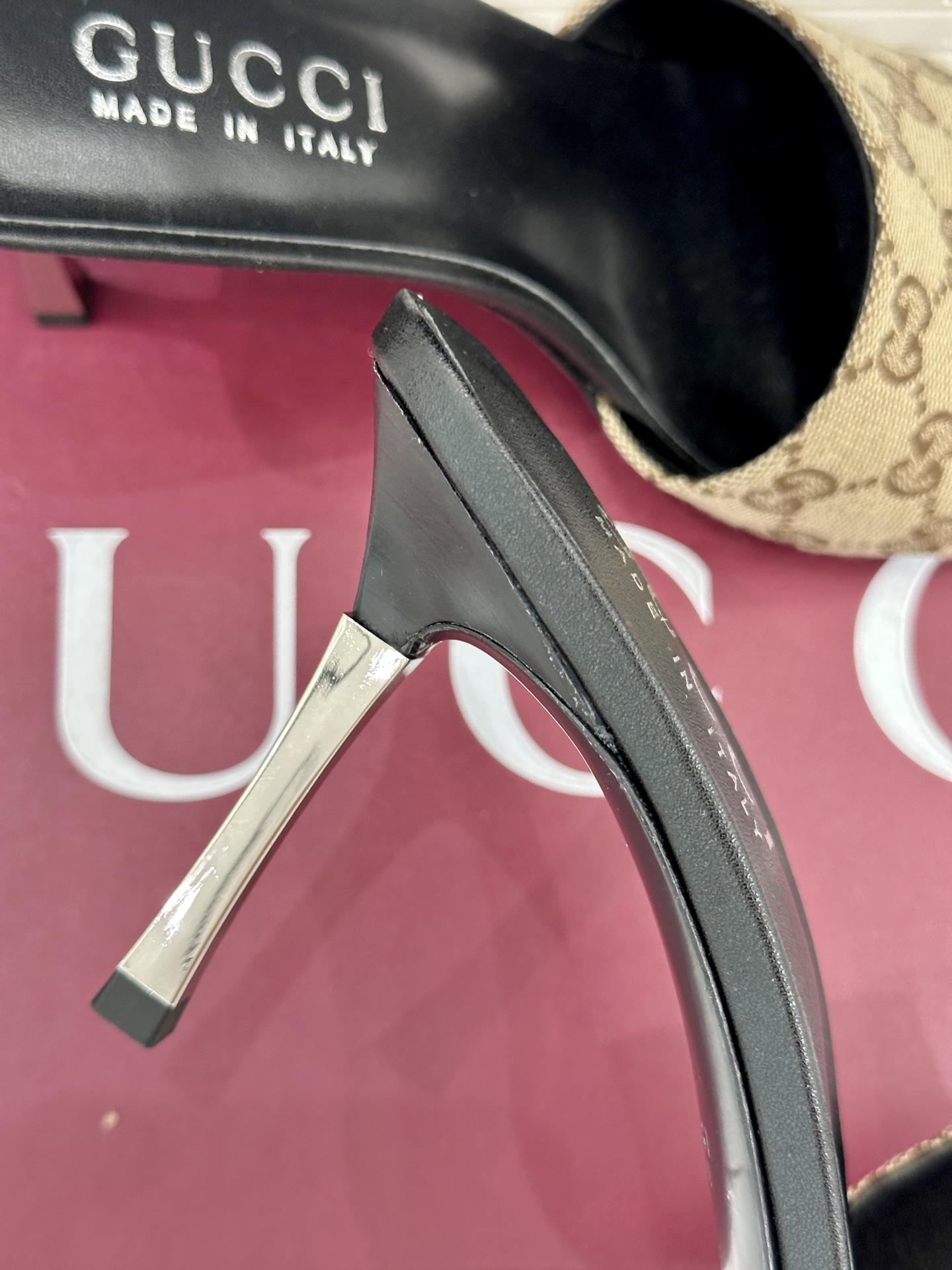 Gucci/古驰26WF新品老花一字带金属跟高跟拖鞋以经典GG老花铺陈复古基调标志性双G纹样流转意式典藏