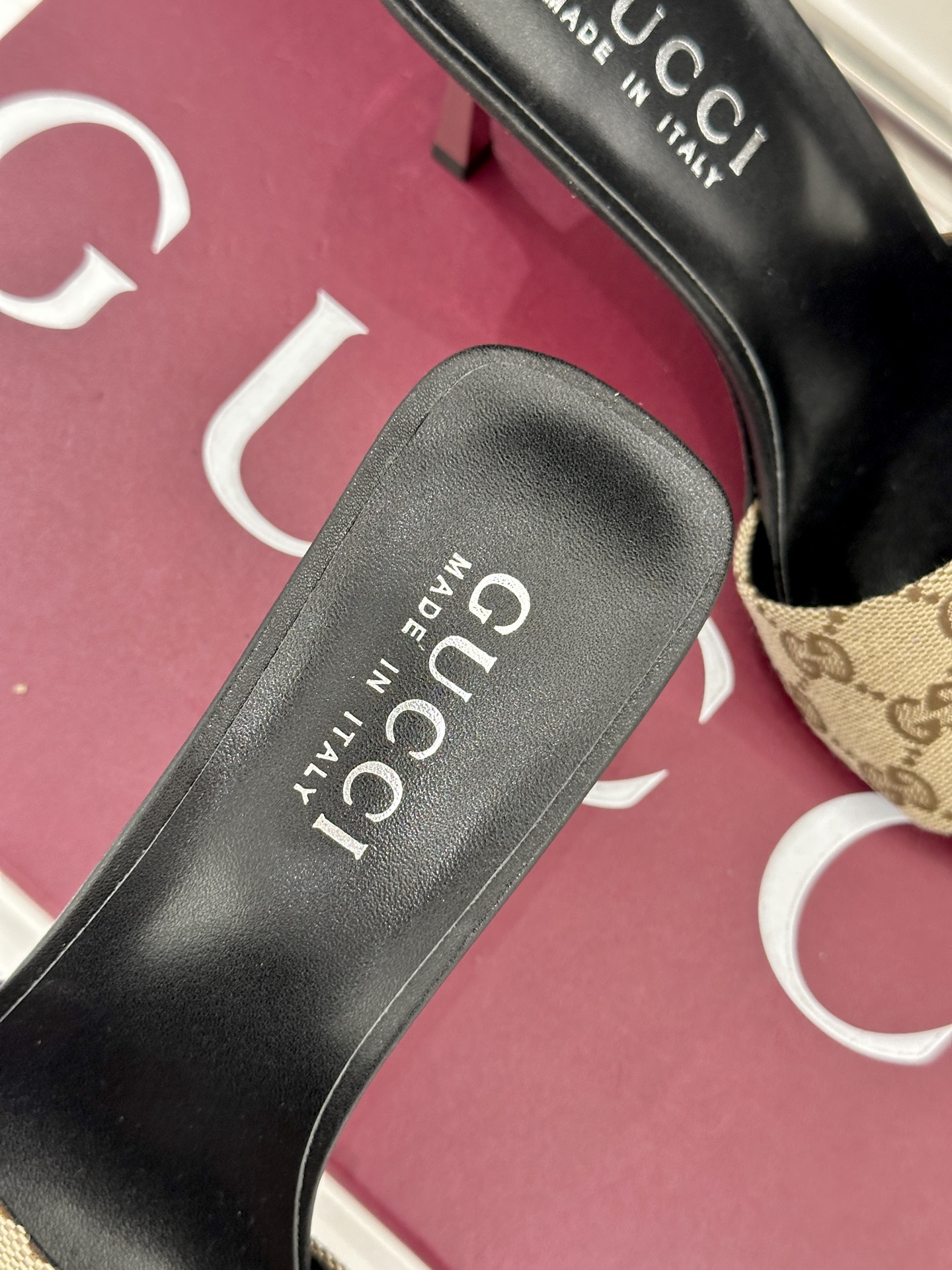 Gucci/古驰26WF新品老花一字带金属跟高跟拖鞋以经典GG老花铺陈复古基调标志性双G纹样流转意式典藏
