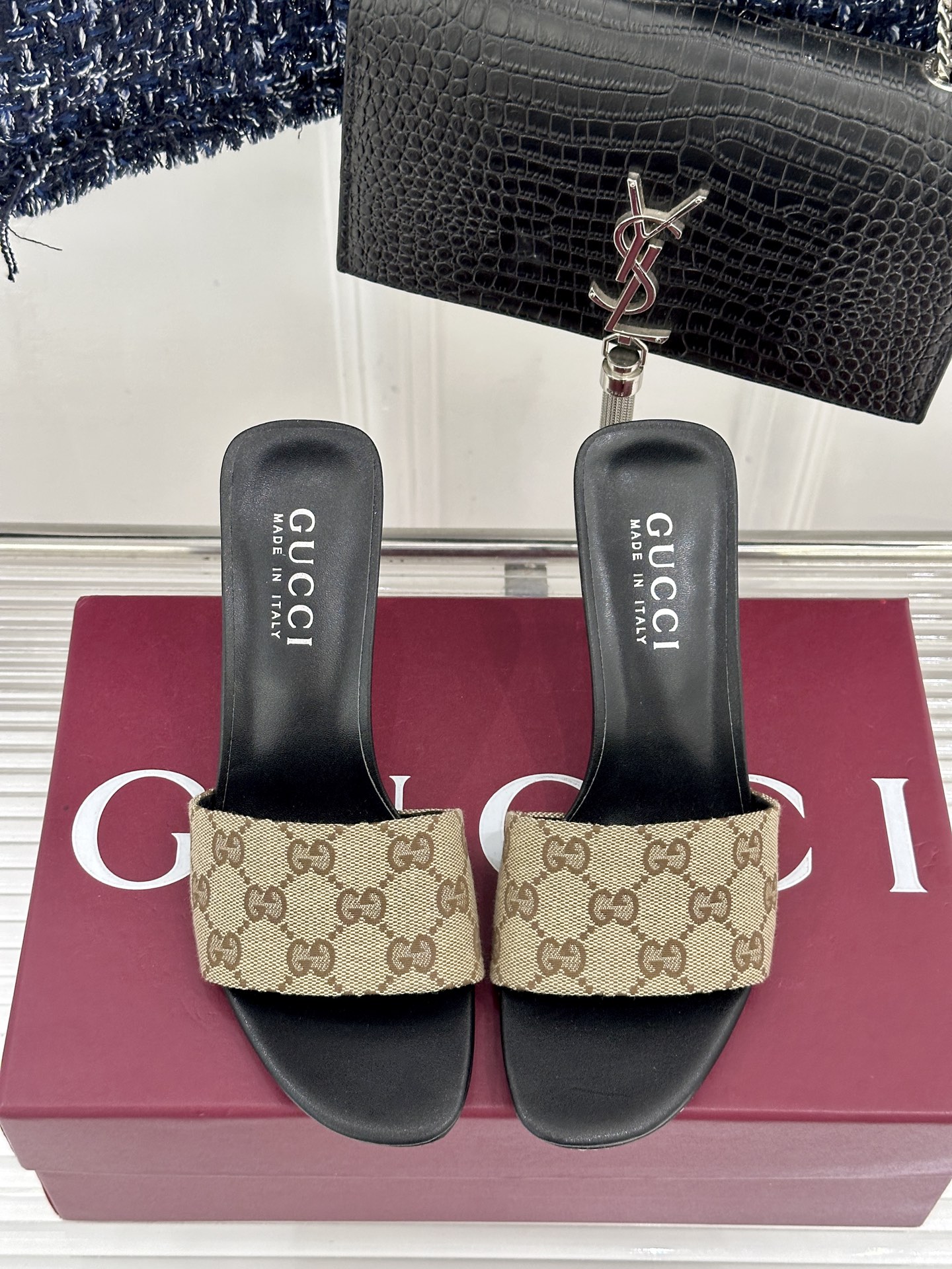 Gucci/古驰26WF新品老花一字带金属跟高跟拖鞋以经典GG老花铺陈复古基调标志性双G纹样流转意式典藏