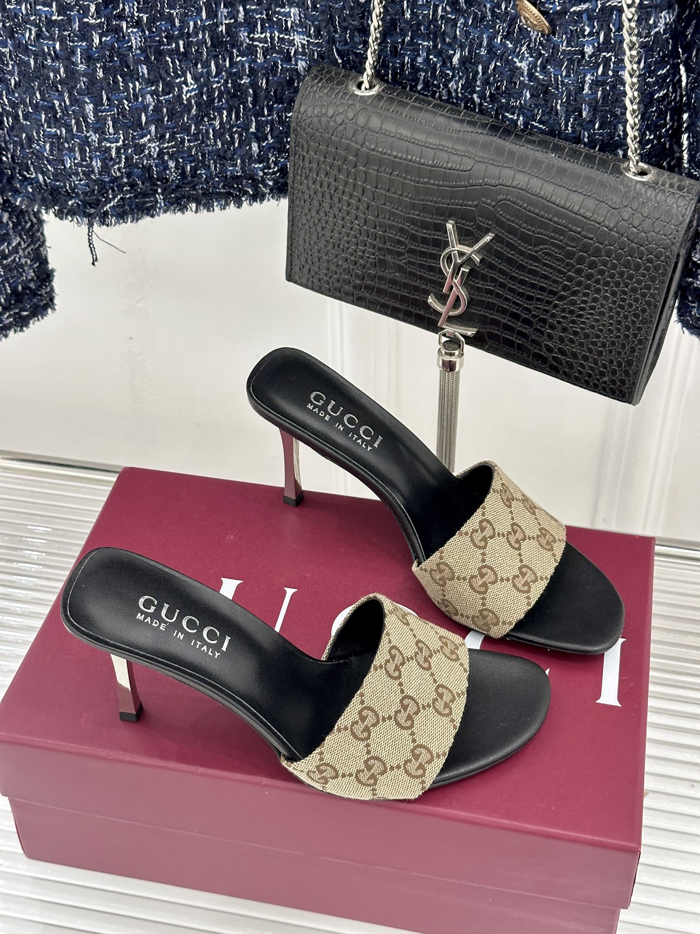 Gucci/古驰26WF新品老花一字带金属跟高跟拖鞋以经典GG老花铺陈复古基调标志性双G纹样流转意式典藏