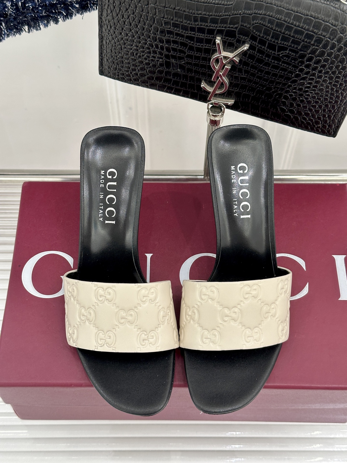Gucci/古驰26WF新品老花一字带金属跟高跟拖鞋以经典GG老花铺陈复古基调标志性双G纹样流转意式典藏